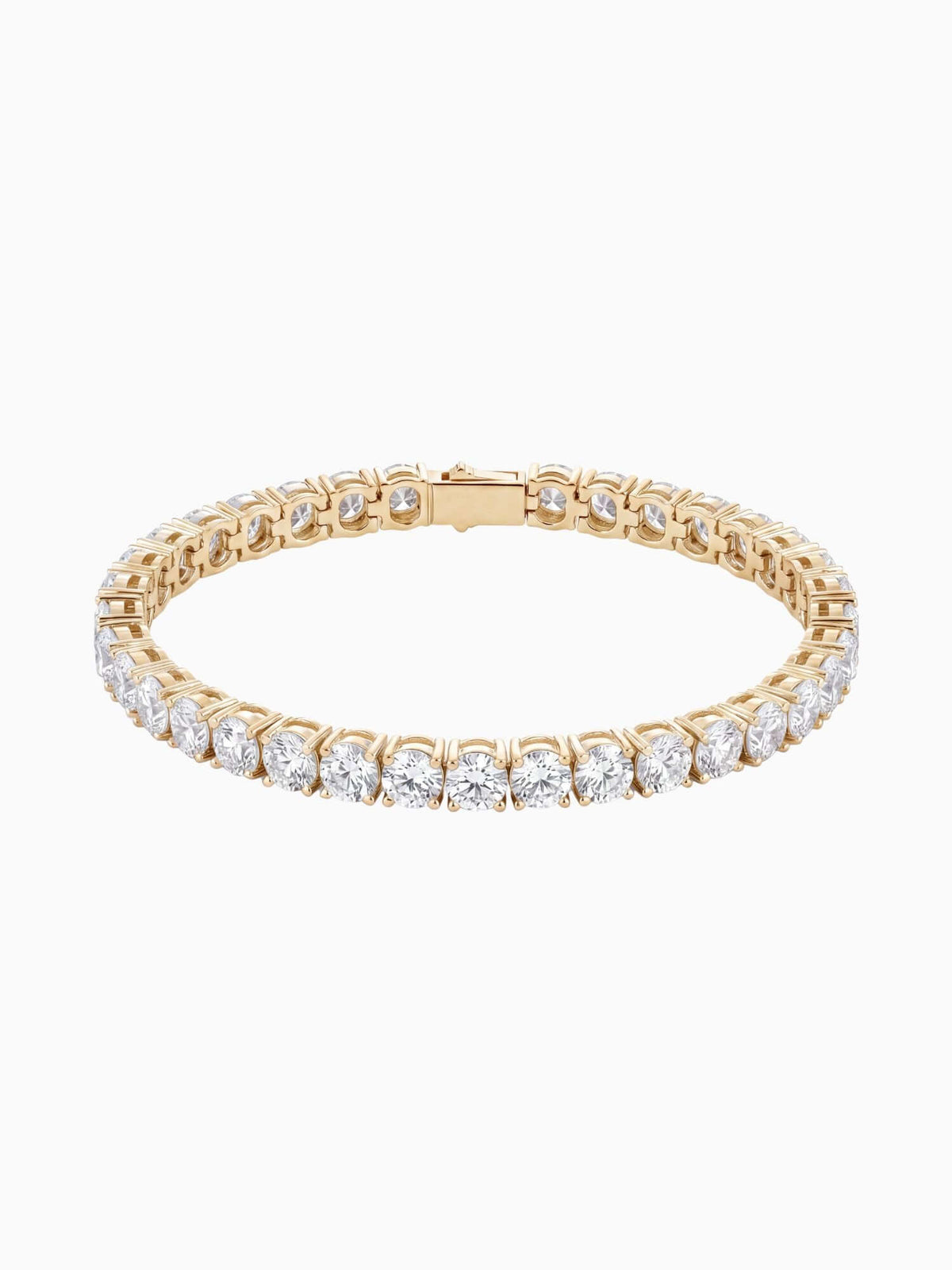 Goudkleurige tennis armband met een rij VVS CZ stenen en een box clasp sluiting.