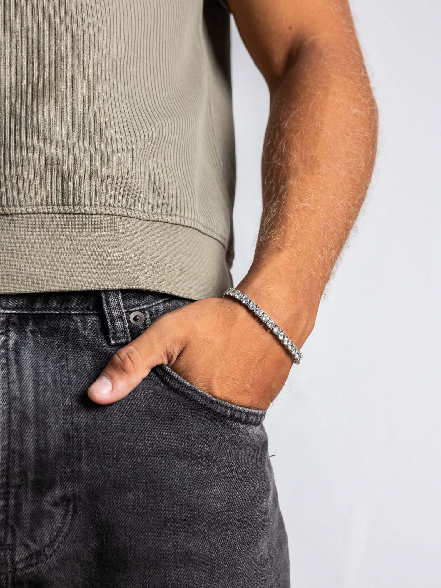 Zilveren Tennis Armband 3MM en 5MM dragen door een man in casual kleding met hand in zijn zak.