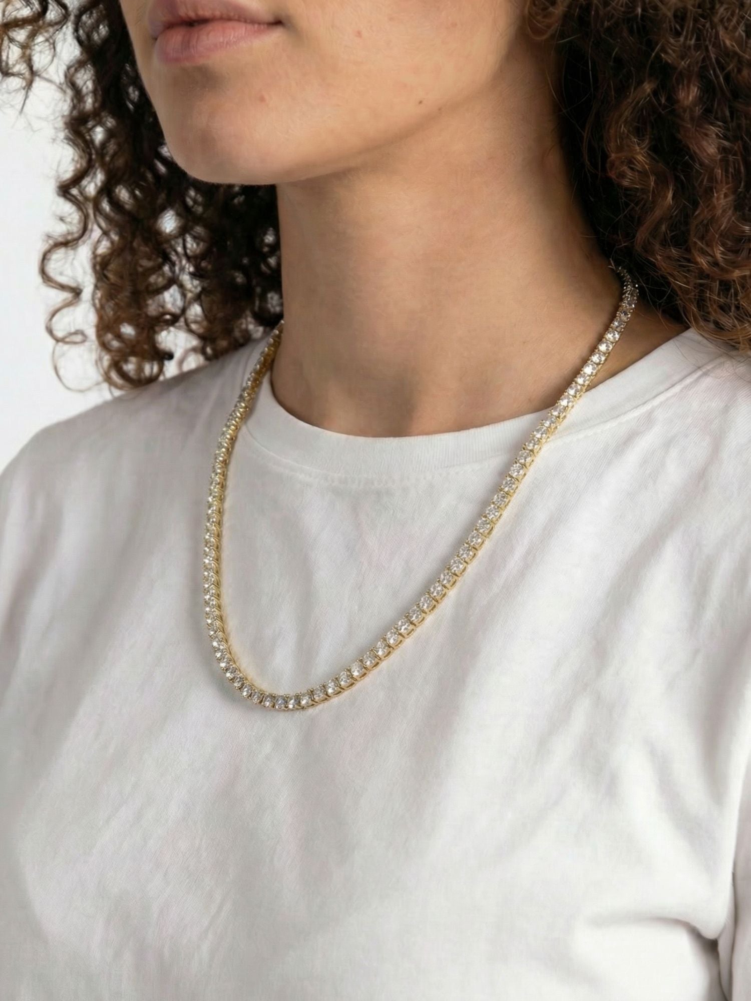 Tennis Ketting Goud (3mm & 5mm) gedragen om de hals met VVS CZ stenen, luxe gouden tennis ketting met box clasp