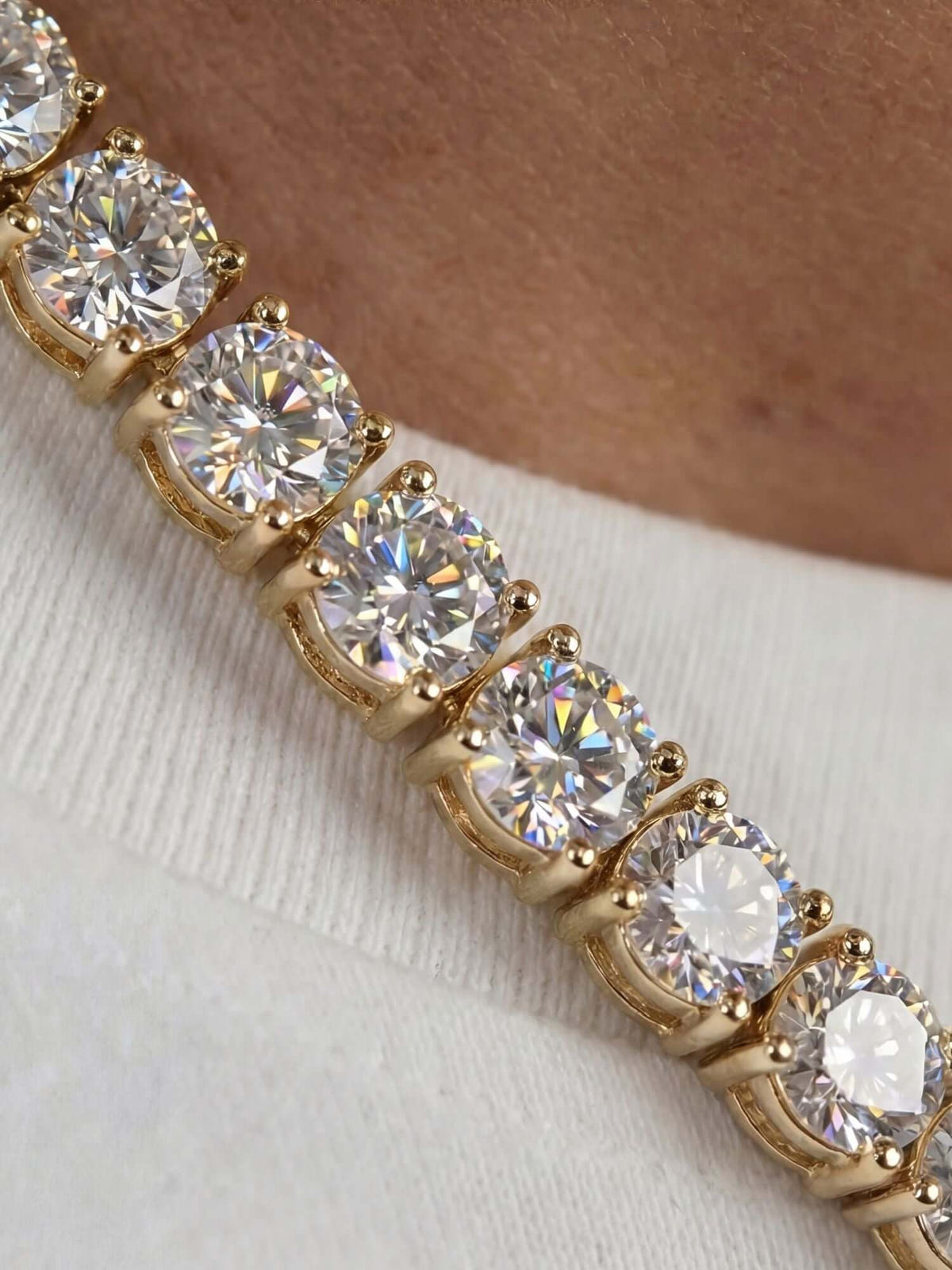 Collana tennis in oro (3 mm e 5 mm) in primo piano con pietre VVS CZ e chiusura a scatola color oro, collana tennis di lusso