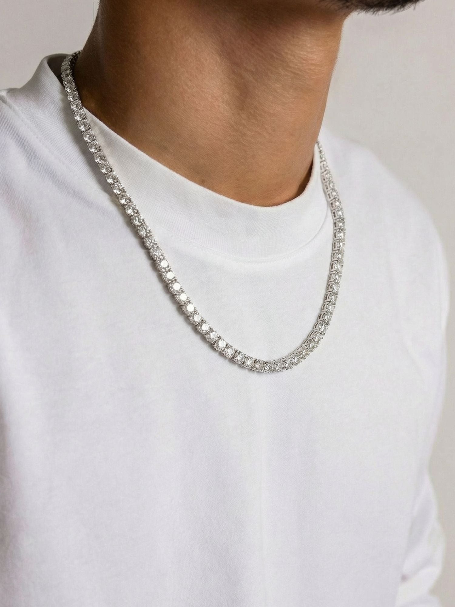 Tennis Ketting Zilver (3mm & 5mm) gedragen om de nek, zilverkleurige tennis chain met VVS CZ stenen en box clasp