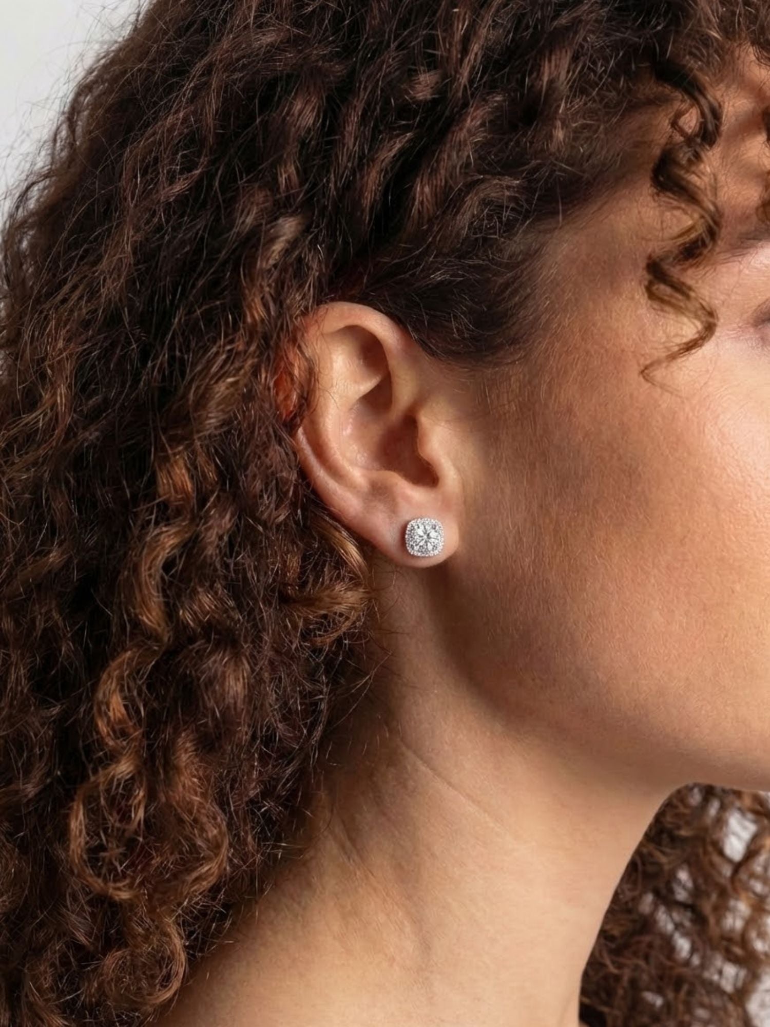 Vierkante Diamanten Oorbellen MOISSANITE Witgoud 7.5MM gedragen door een vrouw met krullend haar.