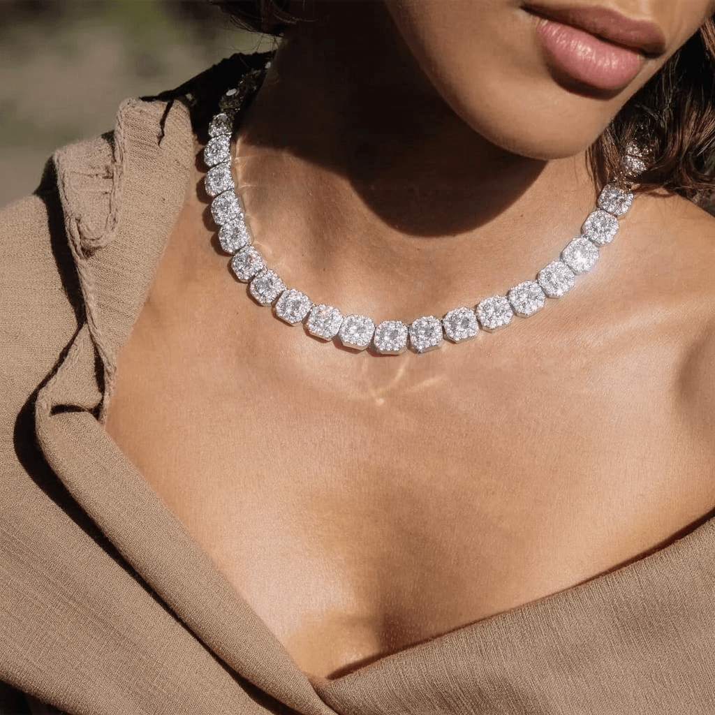 Vrouw die de nieuwste clustered chain in het zilver draagt van Carpe Ice.