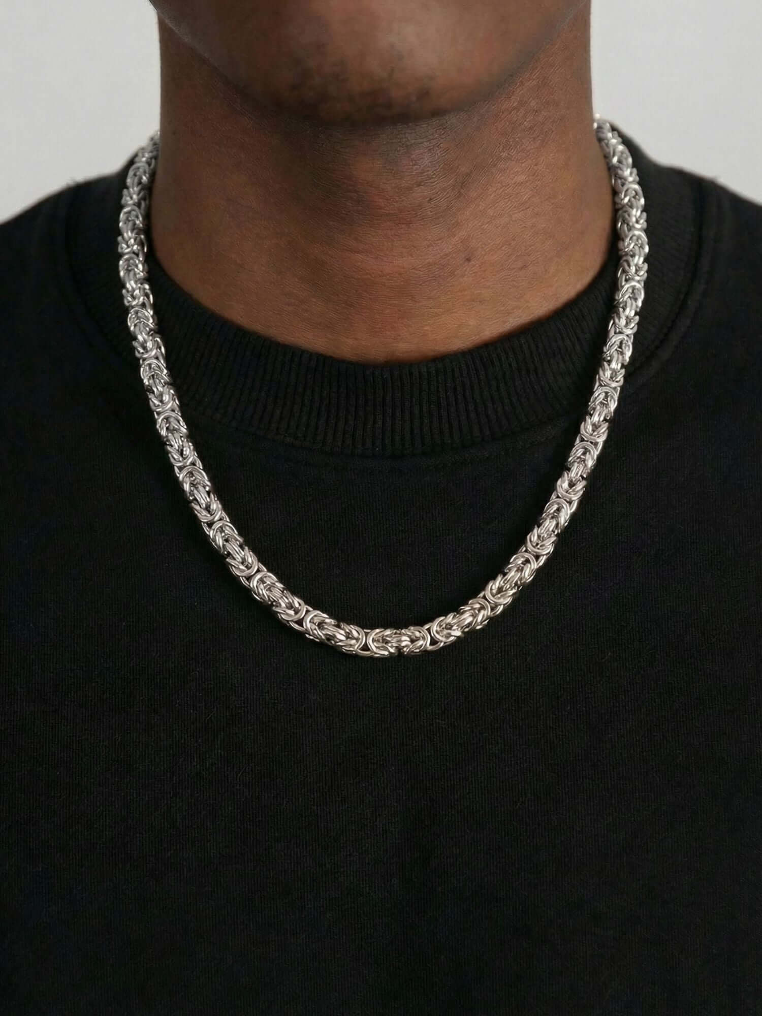 Zilveren Byzantijnse Konings Ketting 6MM afgebeeld op mannelijke model in zwart shirt.