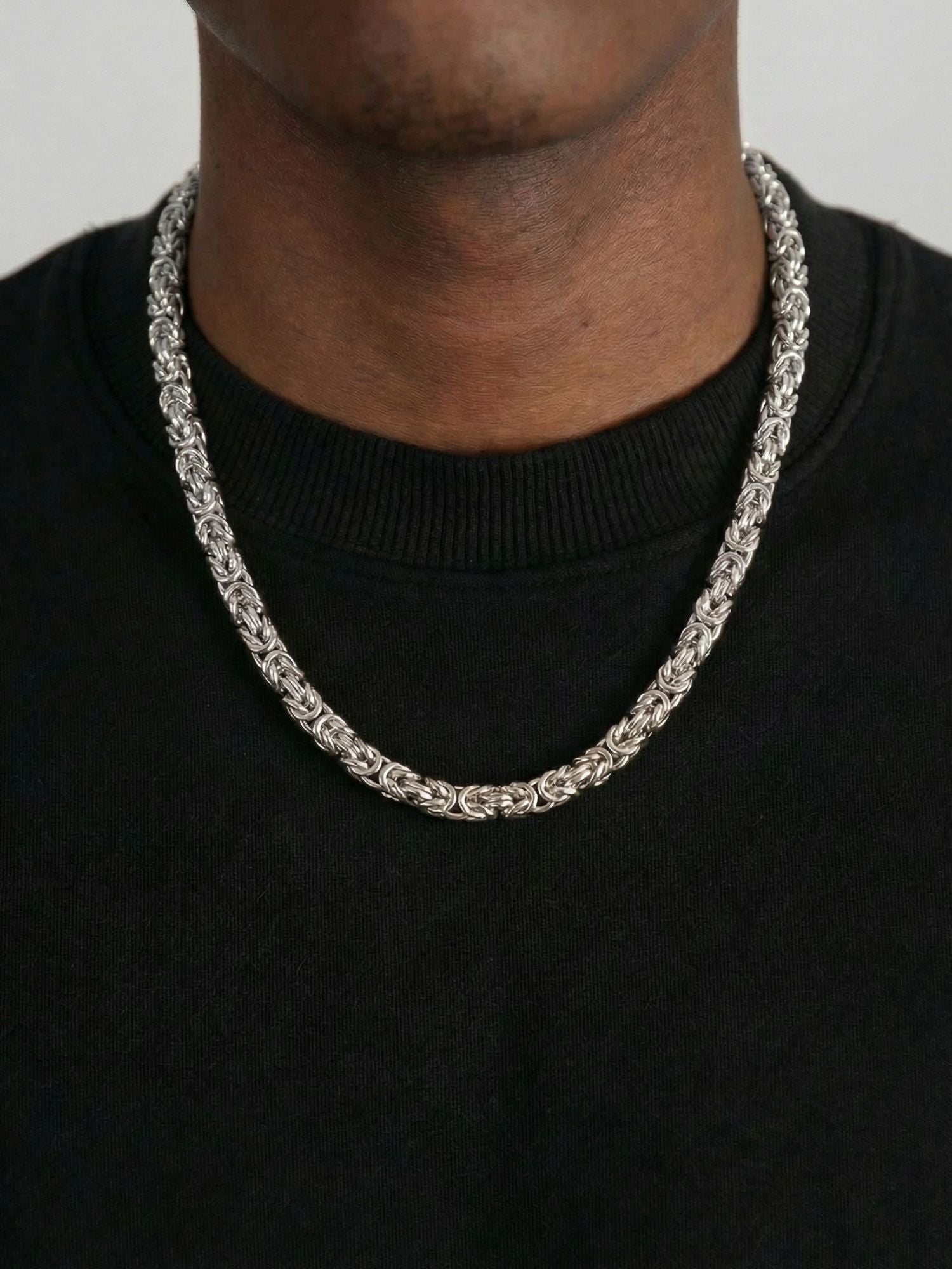 Chaîne royale byzantine en argent 6 mm, portée par un mannequin masculin en chemise noire.