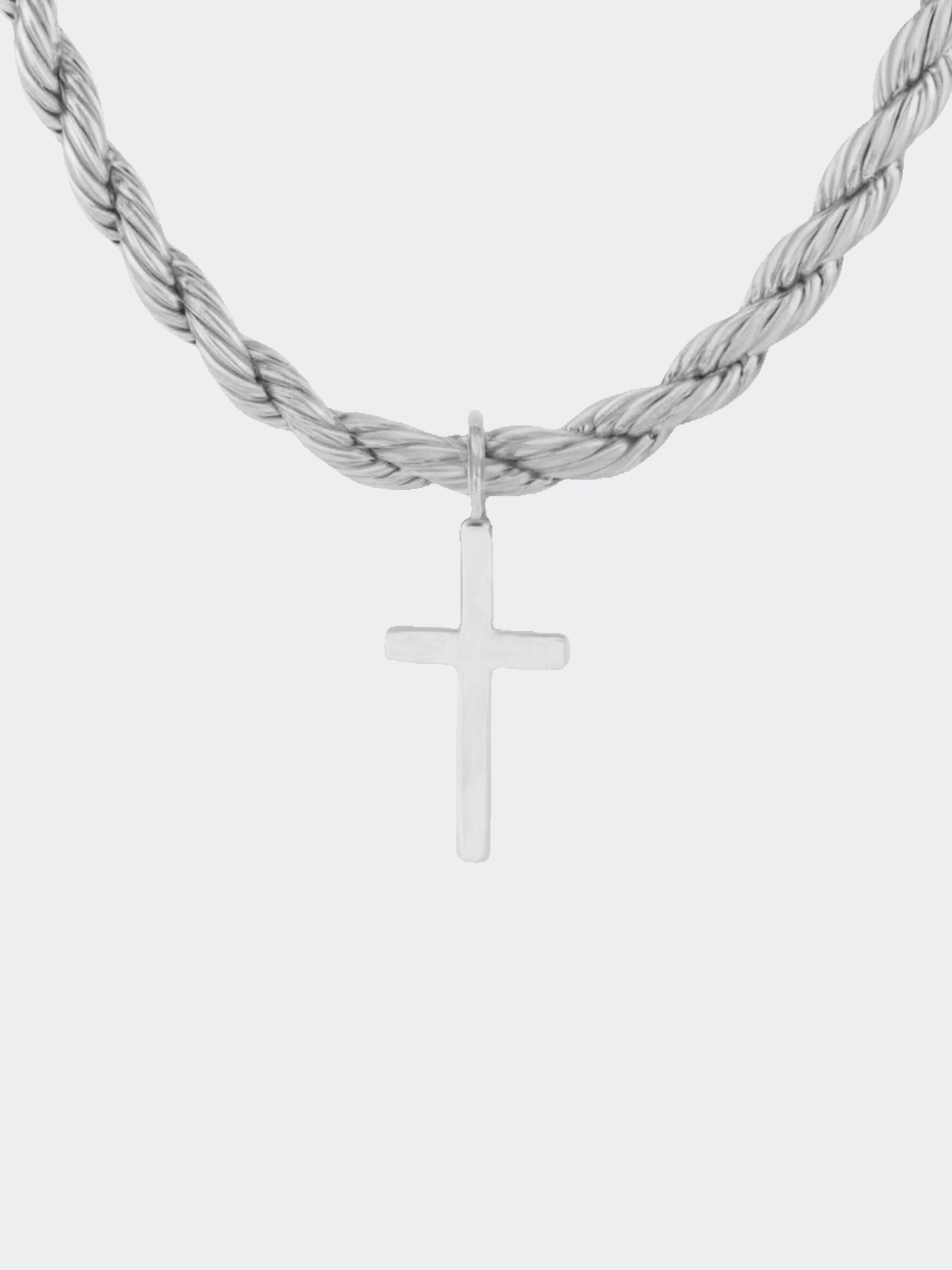 Zilveren kruis hanger aan een gedraaid zilveren ketting voor stijl en elegantie.