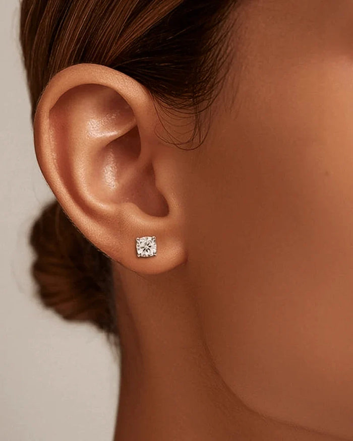 Moissanite oorbel stud op vrouwelijk model