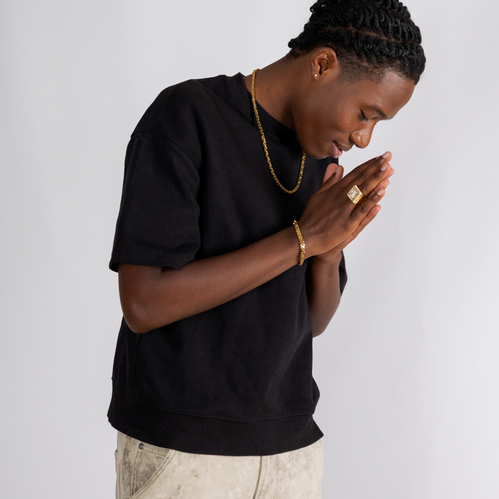 Man met moissanite oorbellen en verschillende sieraden