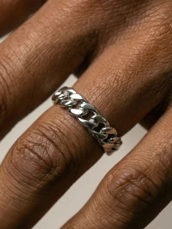 Cuban ring op een vinger van dicht bij