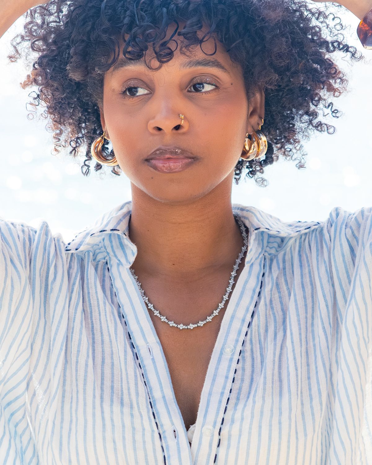 Honeycomb ketting gedragen door vrouwelijke Carpe Ice model