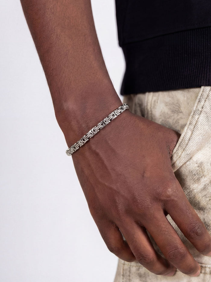 Man draagt een Carpe Ice armband, de konings armband 5mm