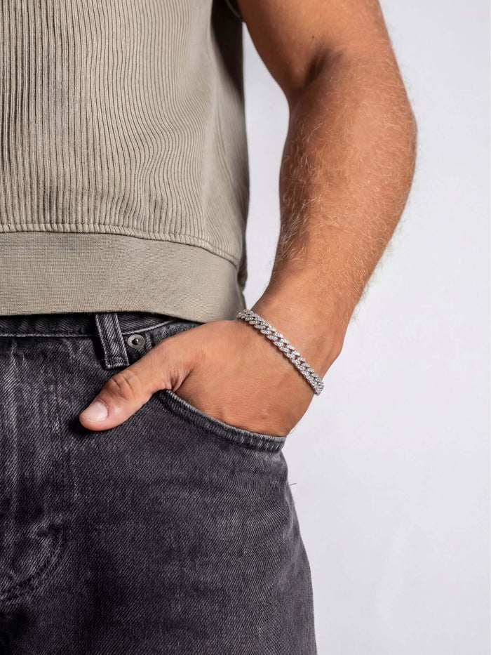 Cuban armband op model met zijn hand in de broekzak