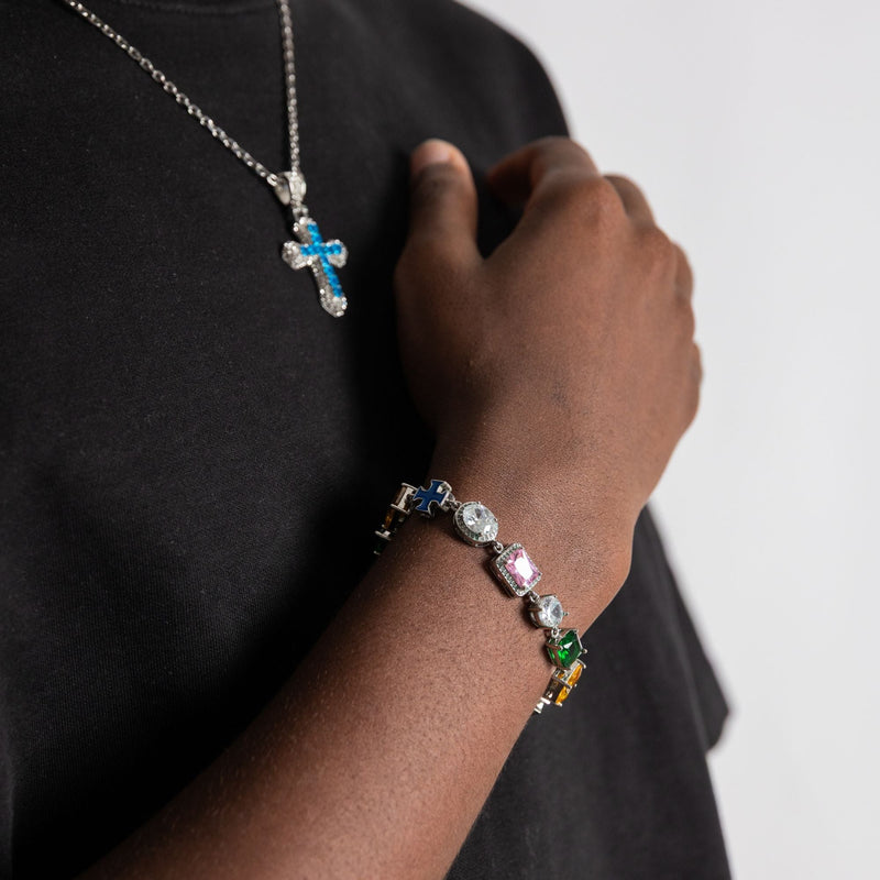 Nieuwe sieraden collectie in een luxe Carpe Ice doos met een glanzende armband op een rots.