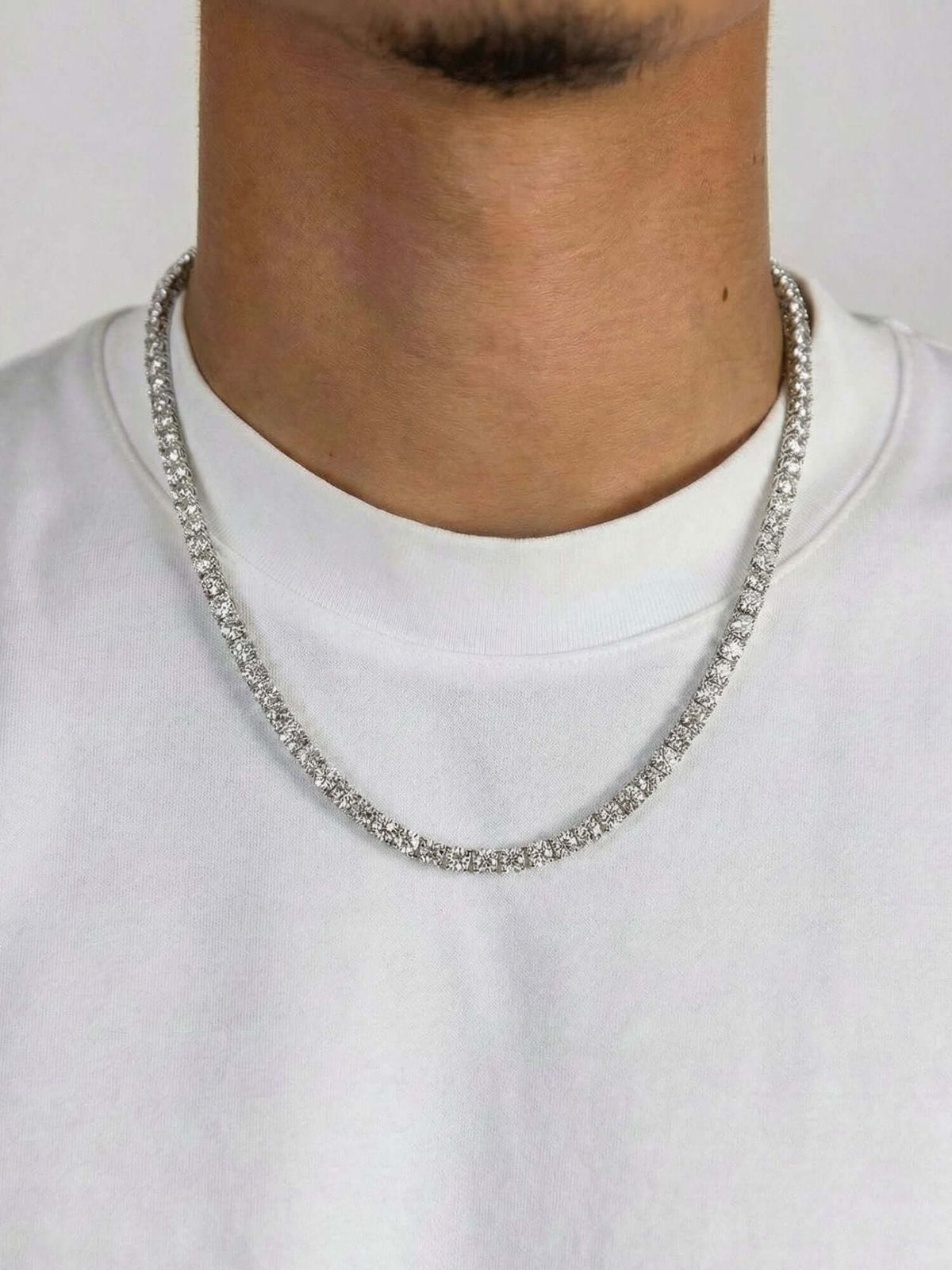 Zilverkleurige tennis ketting met zirkonia gedragen op een wit T-shirt