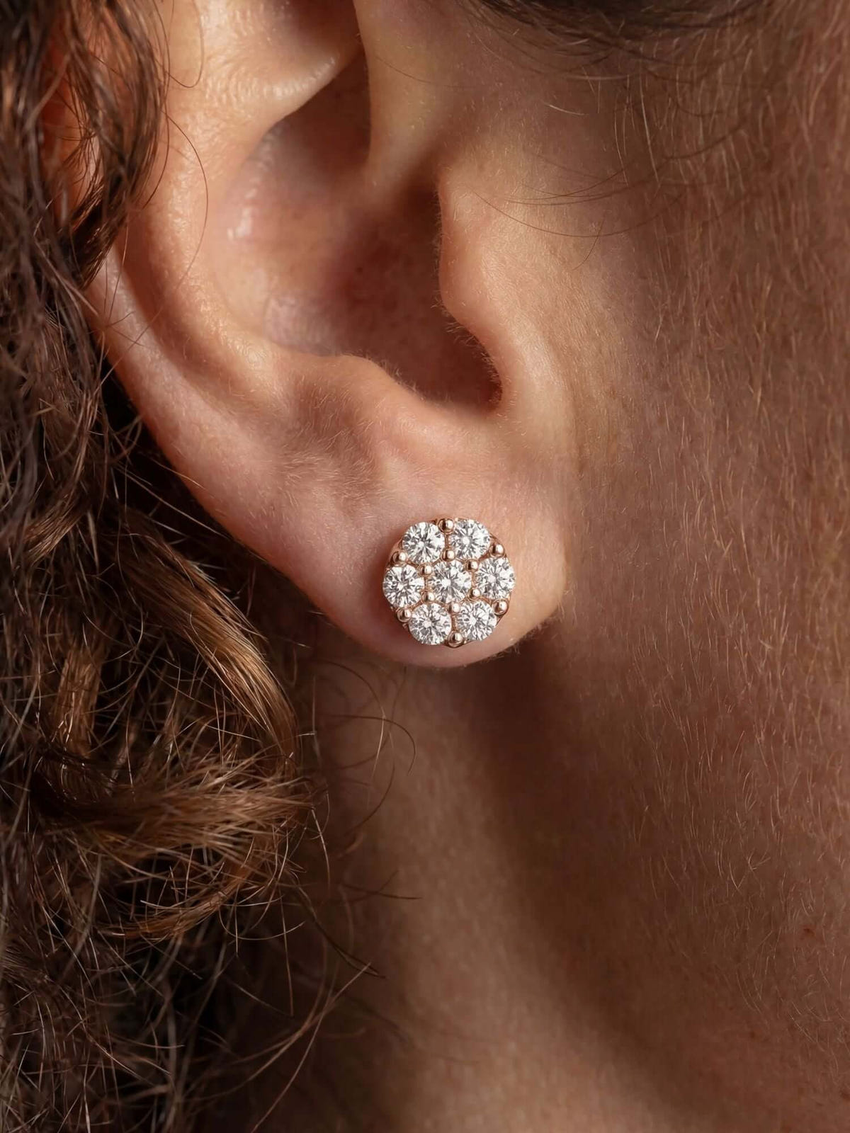 Pendientes pavé de diamantes de oro amarillo de 14K, llevados en una oreja, con brillantes diamantes.