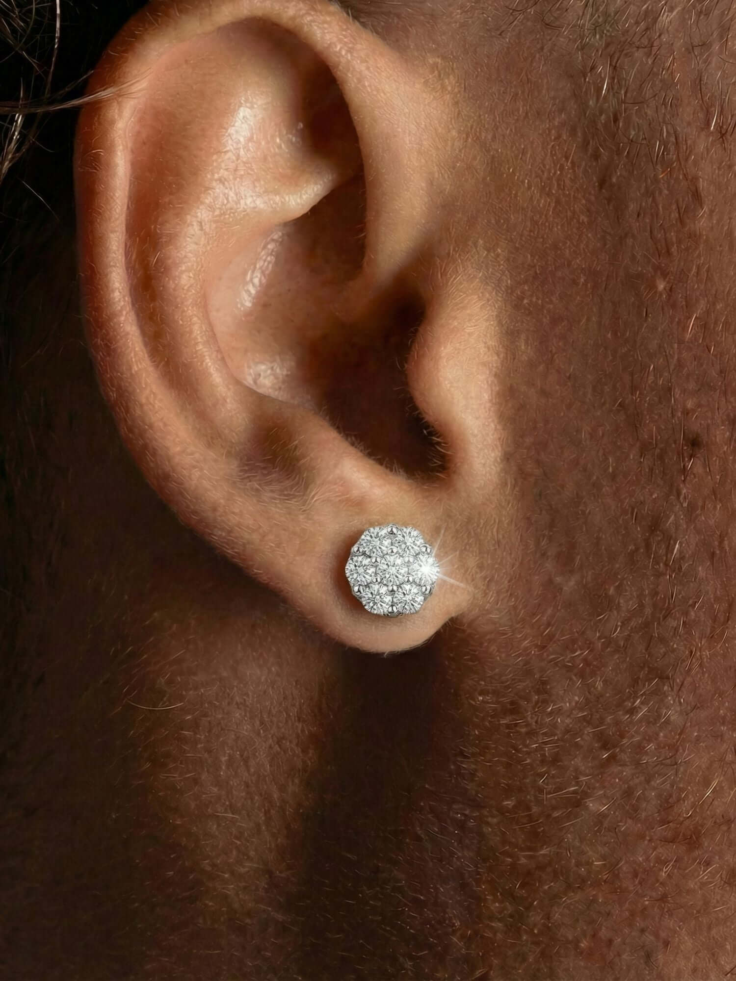 Orecchini pavé di diamanti in oro bianco 14K, da un solo orecchio, dal look elegante e lussuoso.