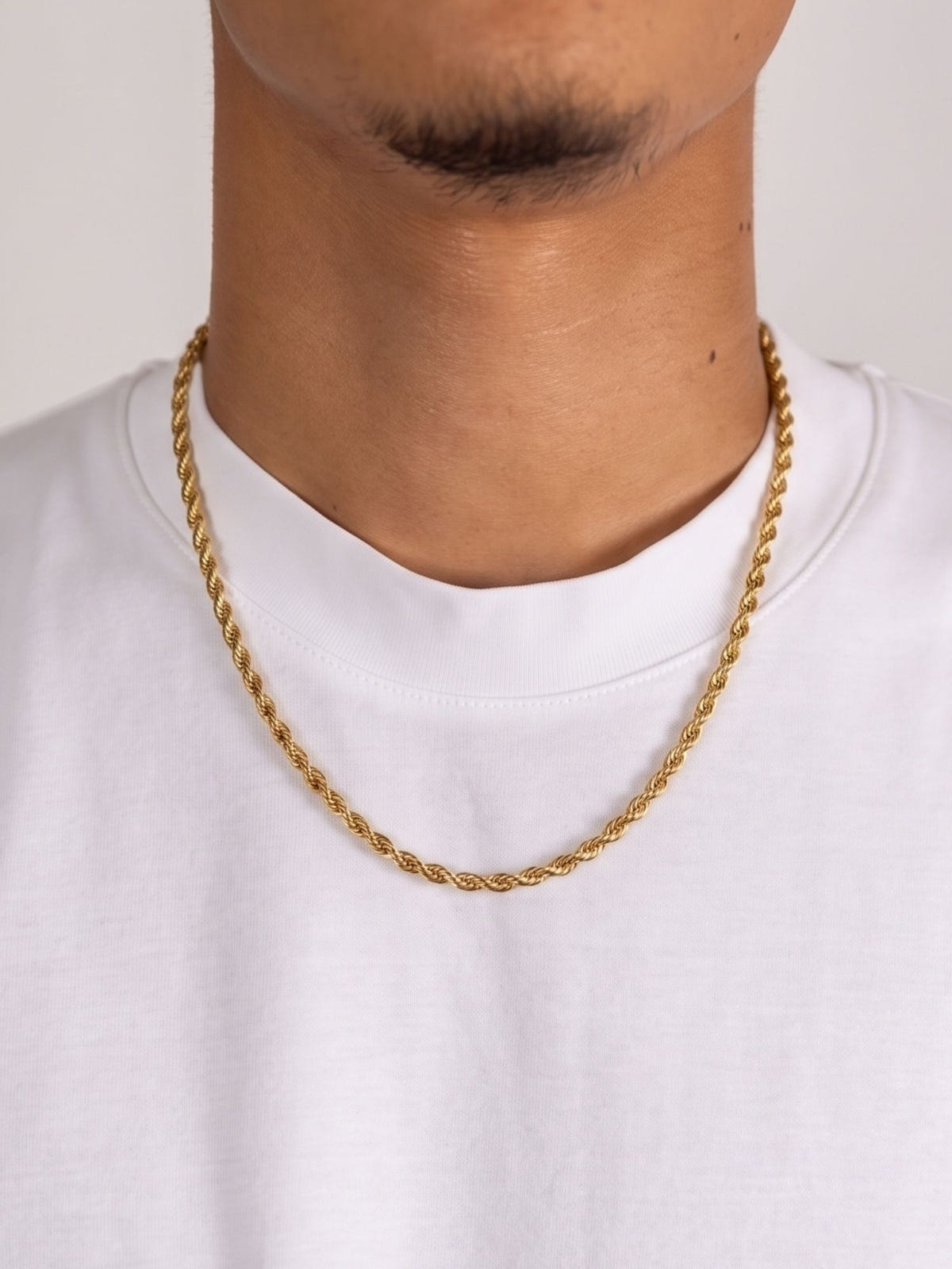 Rope Ketting Goud RVS 3mm rope chain met gedraaide spiraalschakels, goudkleurig RVS, gedragen op wit T-shirt