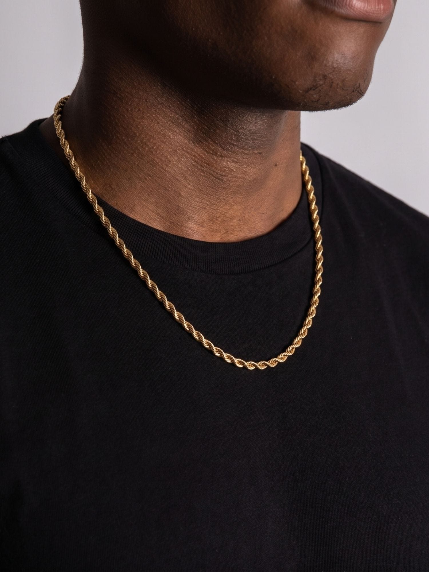 Rope Ketting Goud RVS 3mm rope chain met gedraaide spiraalschakels, goudkleurig RVS, gedragen op zwart T-shirt