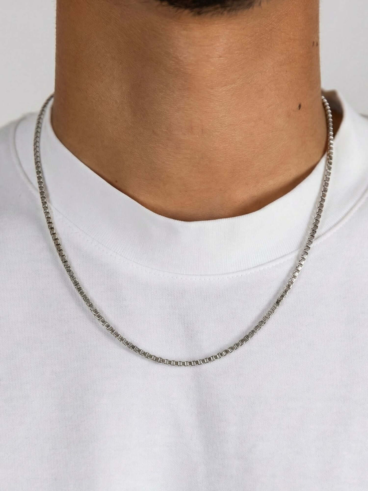 Collana box in acciaio inox argento (2mm e 3mm) indossata al collo, catena box in acciaio inox argentato con maglie squadrate
