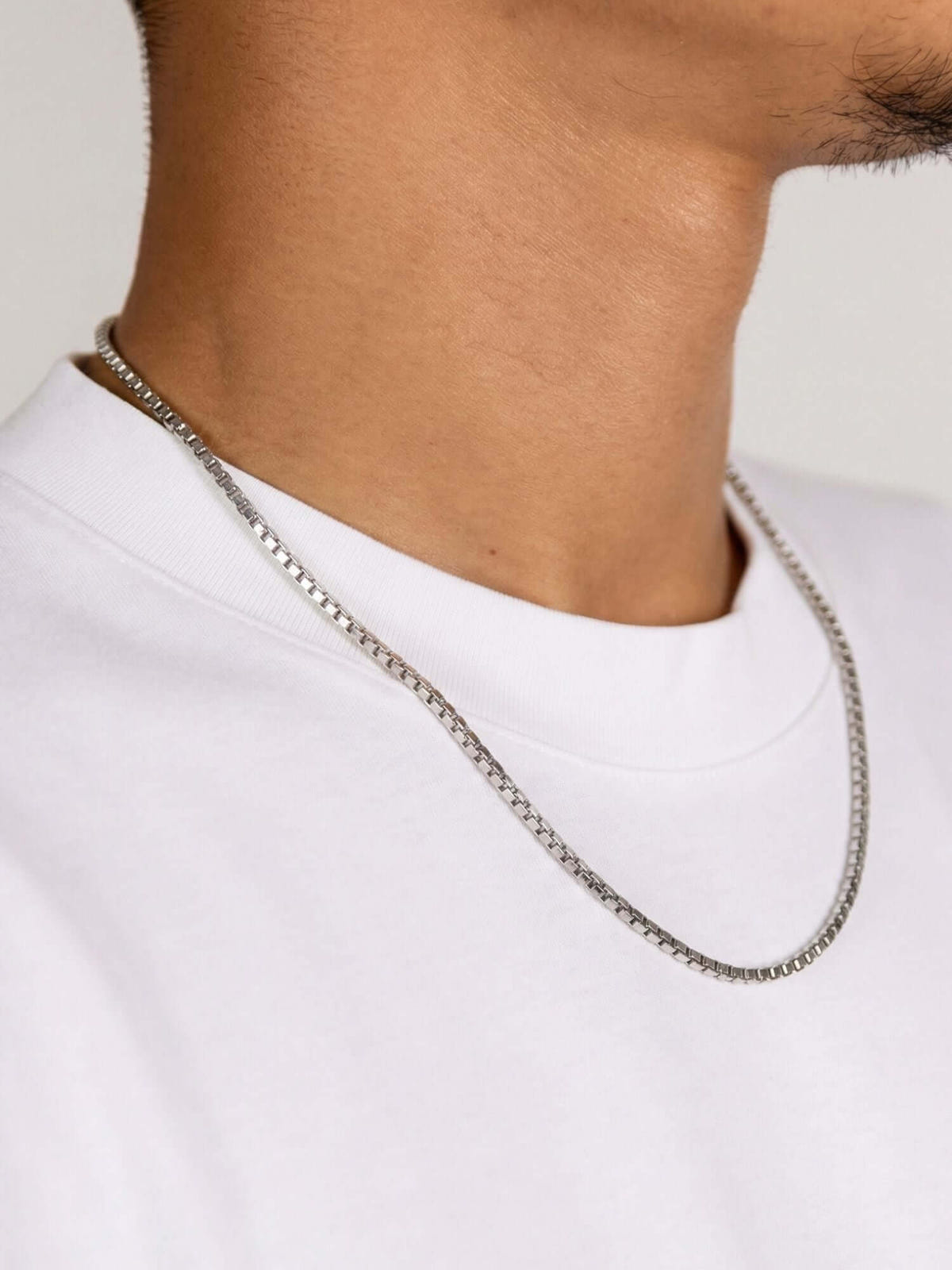 Collana box chain in acciaio inox argentato (2 mm e 3 mm), da portare al collo, dal design moderno e pulito