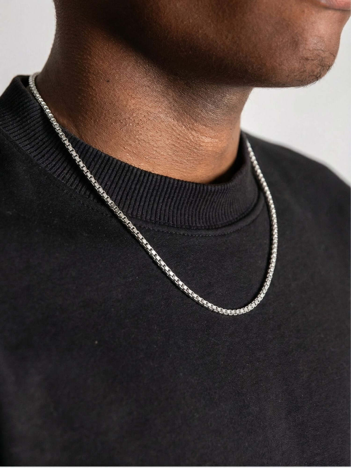 Collana box in acciaio inox argentato (2 mm e 3 mm) da indossare al collo, con design moderno ed essenziale