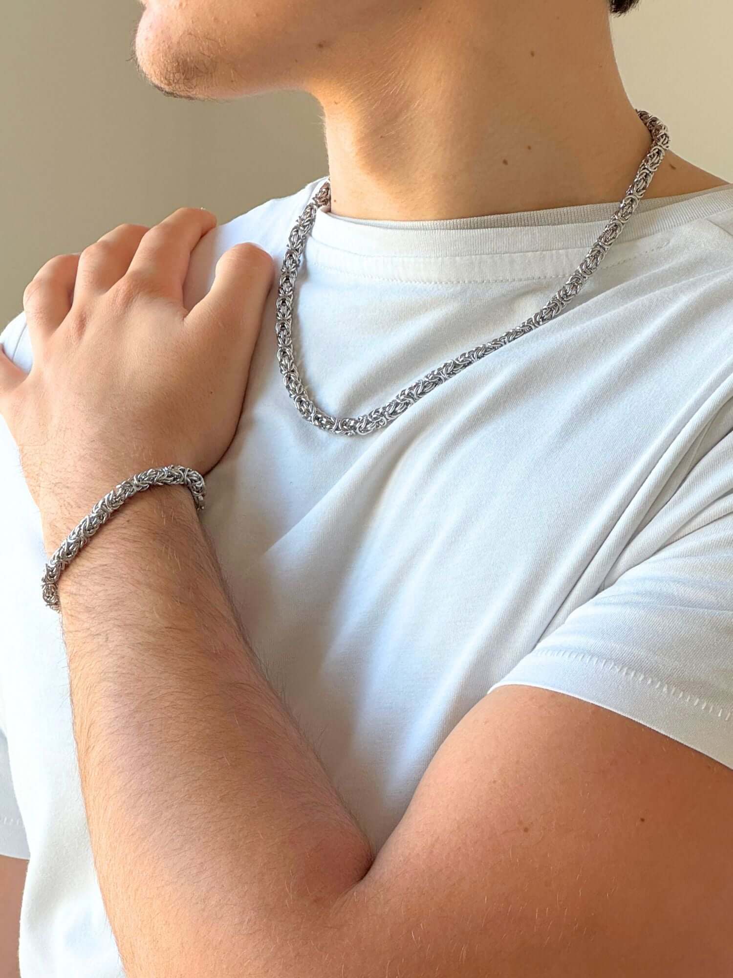 Man met byzantijnse ketting, armband