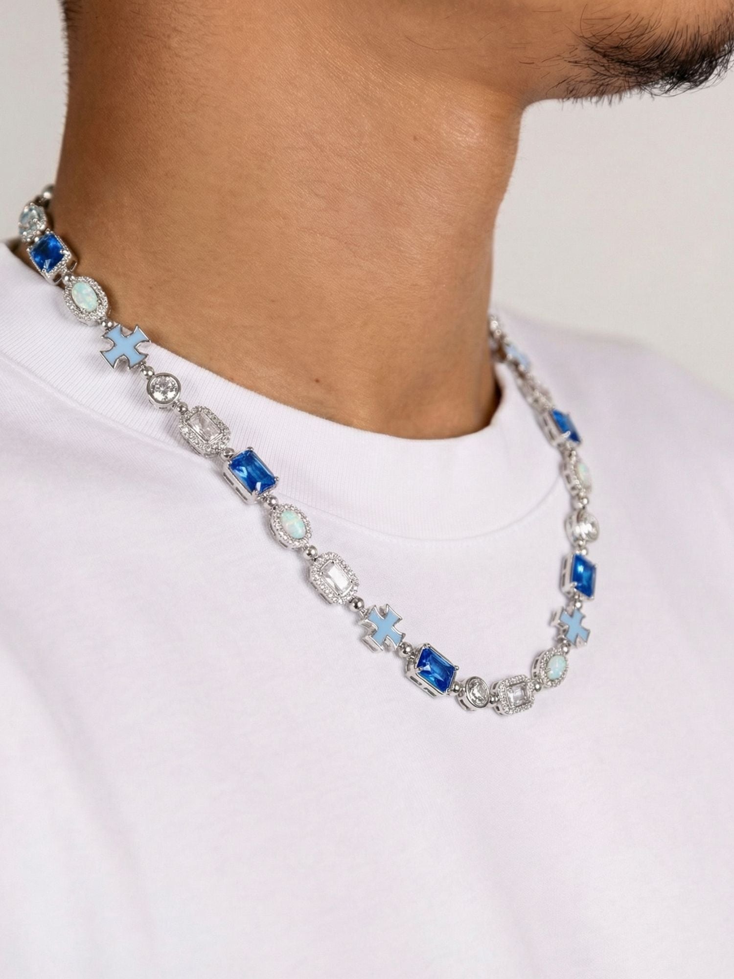 Kruis en Blauwe Edelstenen Ketting ICE Witgoud met een elegant ontwerp en luxe afwerking.