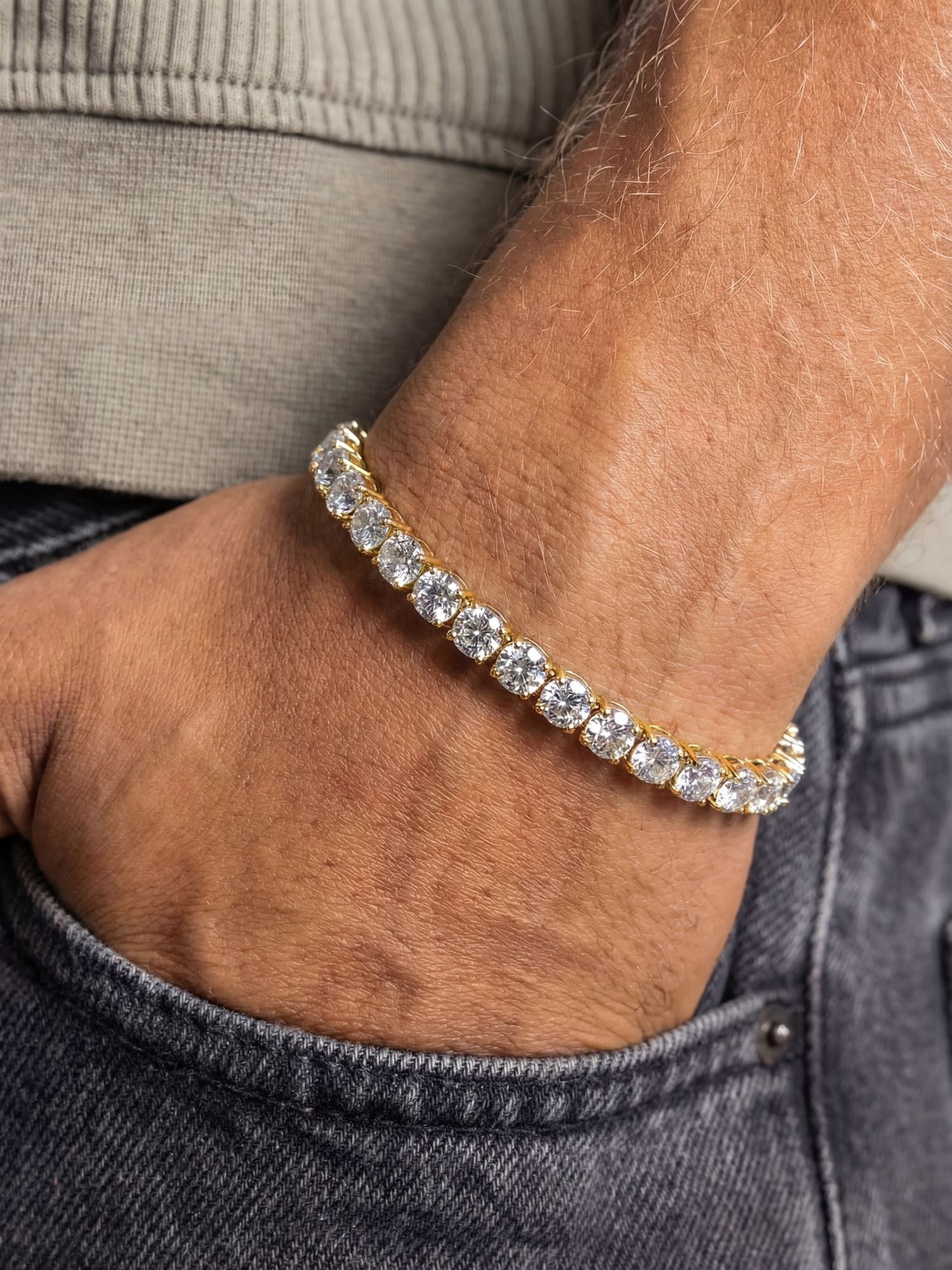 Gouden tennis armband met VVS CZ-stenen, elegant en tijdloos sieraad voor elke gelegenheid.