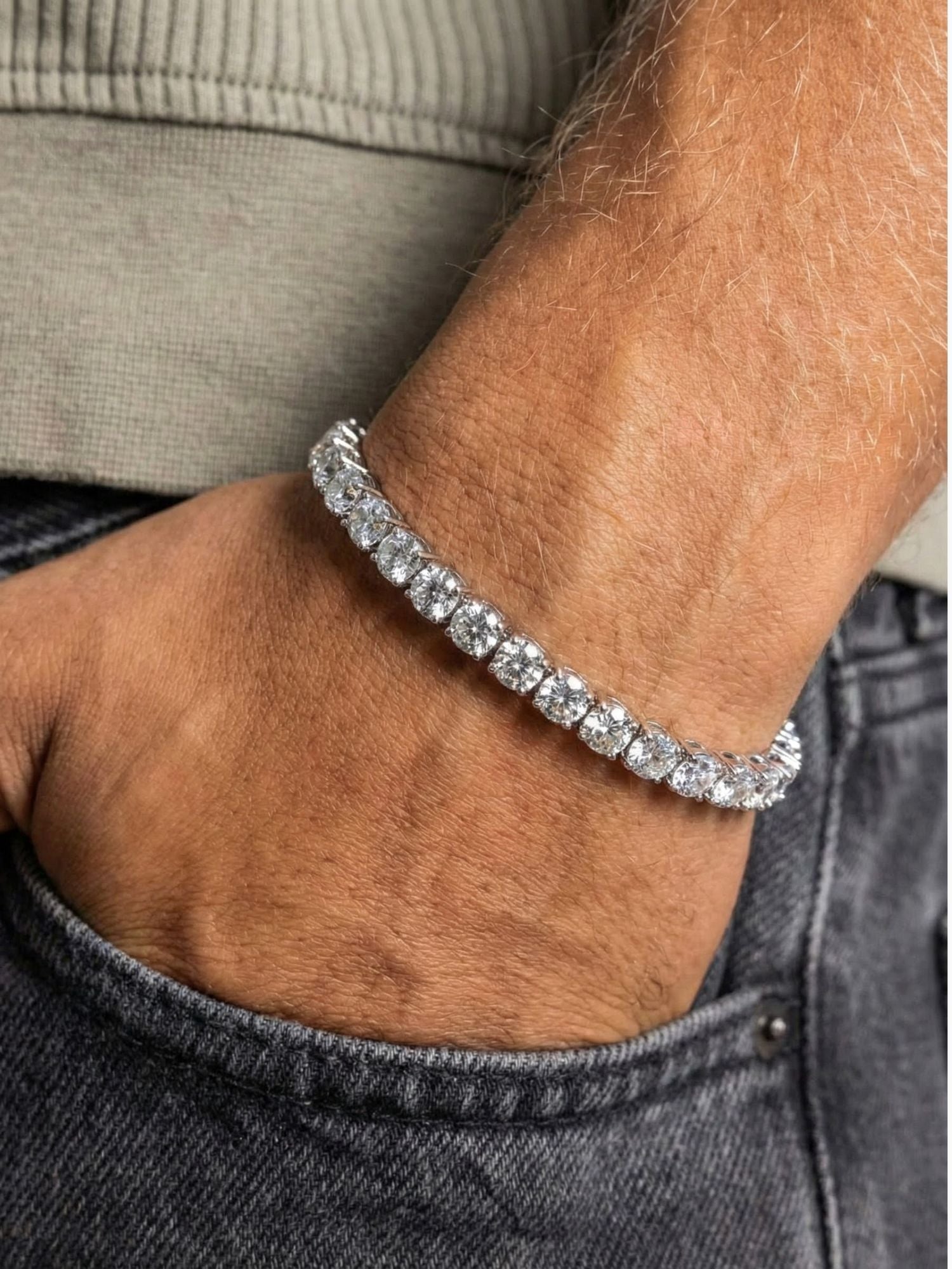 Zilveren tennis armband met stralende VVS CZ stenen, gedragen om een pols.