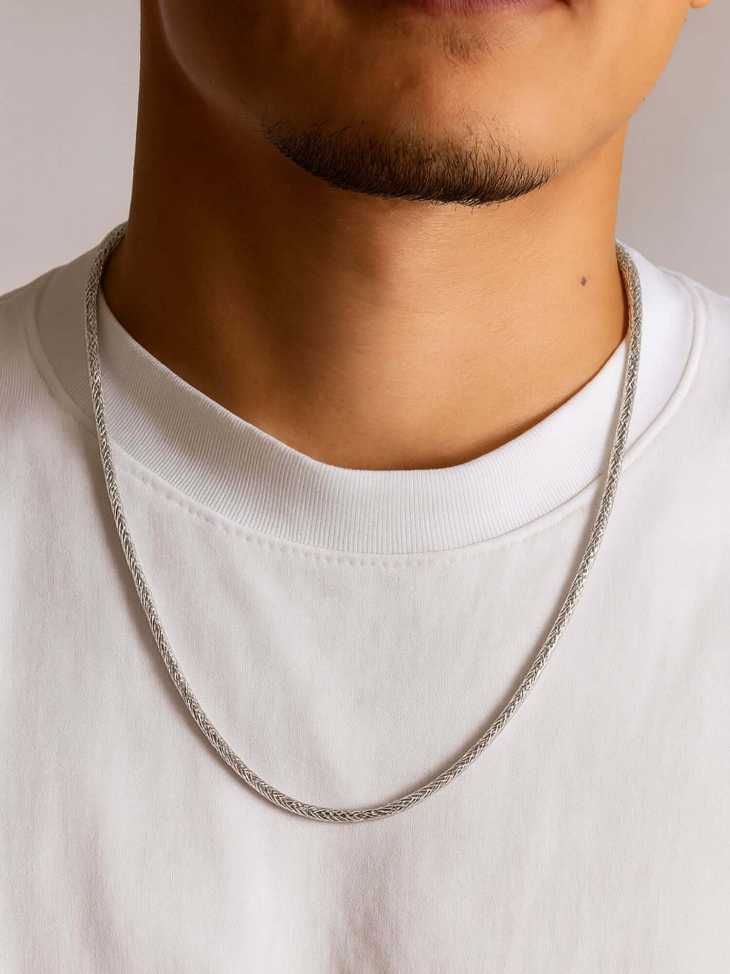 Zilveren Franco Vossenstaart Ketting 3MM gedragen door man boven een wit T-shirt.