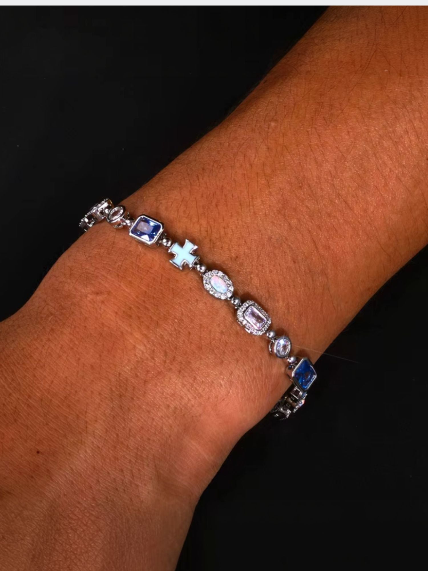 ICE Kruis en Blauwe Edelstenen WIT GOUD Armband
