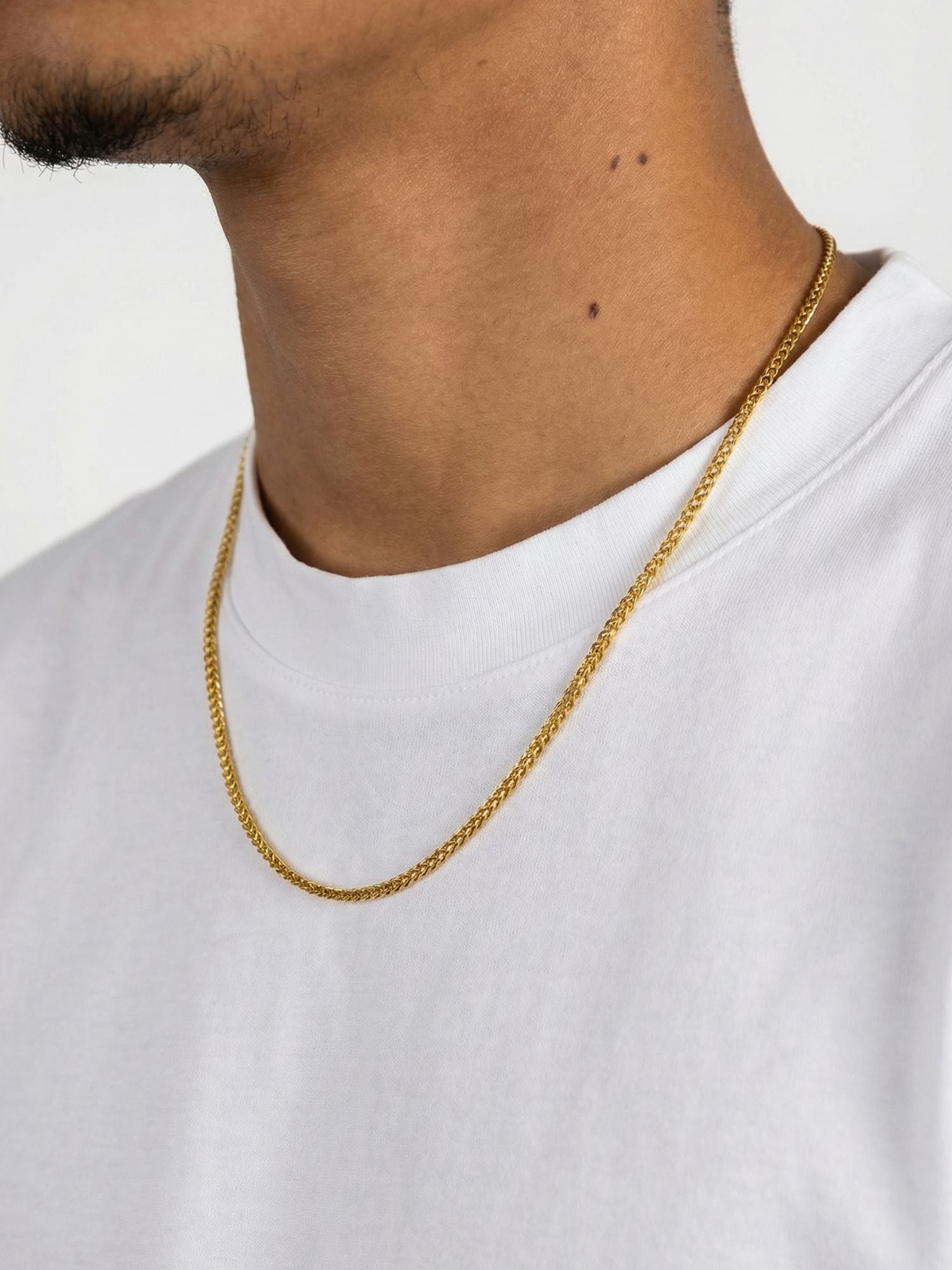 Gouden Franco Vossenstaart Ketting 3MM gedragen door een man in een witte T-shirt Zijkant.