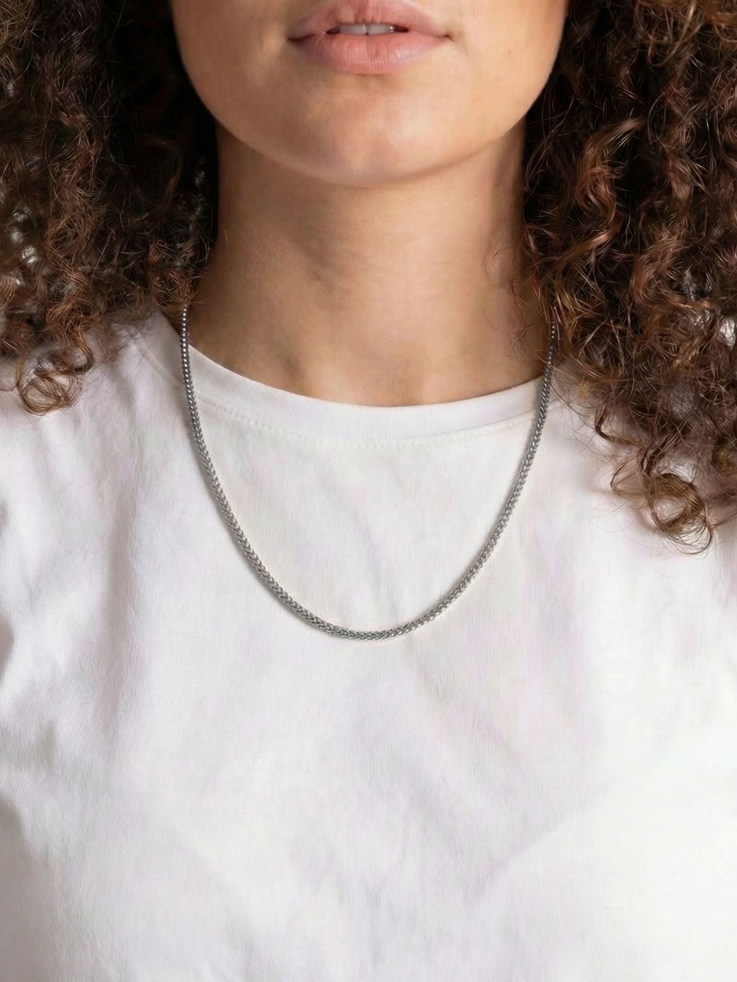 Zilveren Franco Vossenstaart Ketting 3MM gedragen door een vrouw met een witte T-shirt.