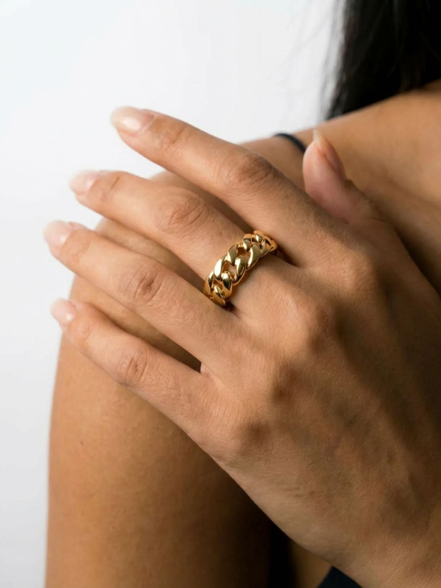 Close-up van Carpe Ice gouden Cuban schakel ring met gepolijste goudkleurige schakels, luxe heren en dames statement ring