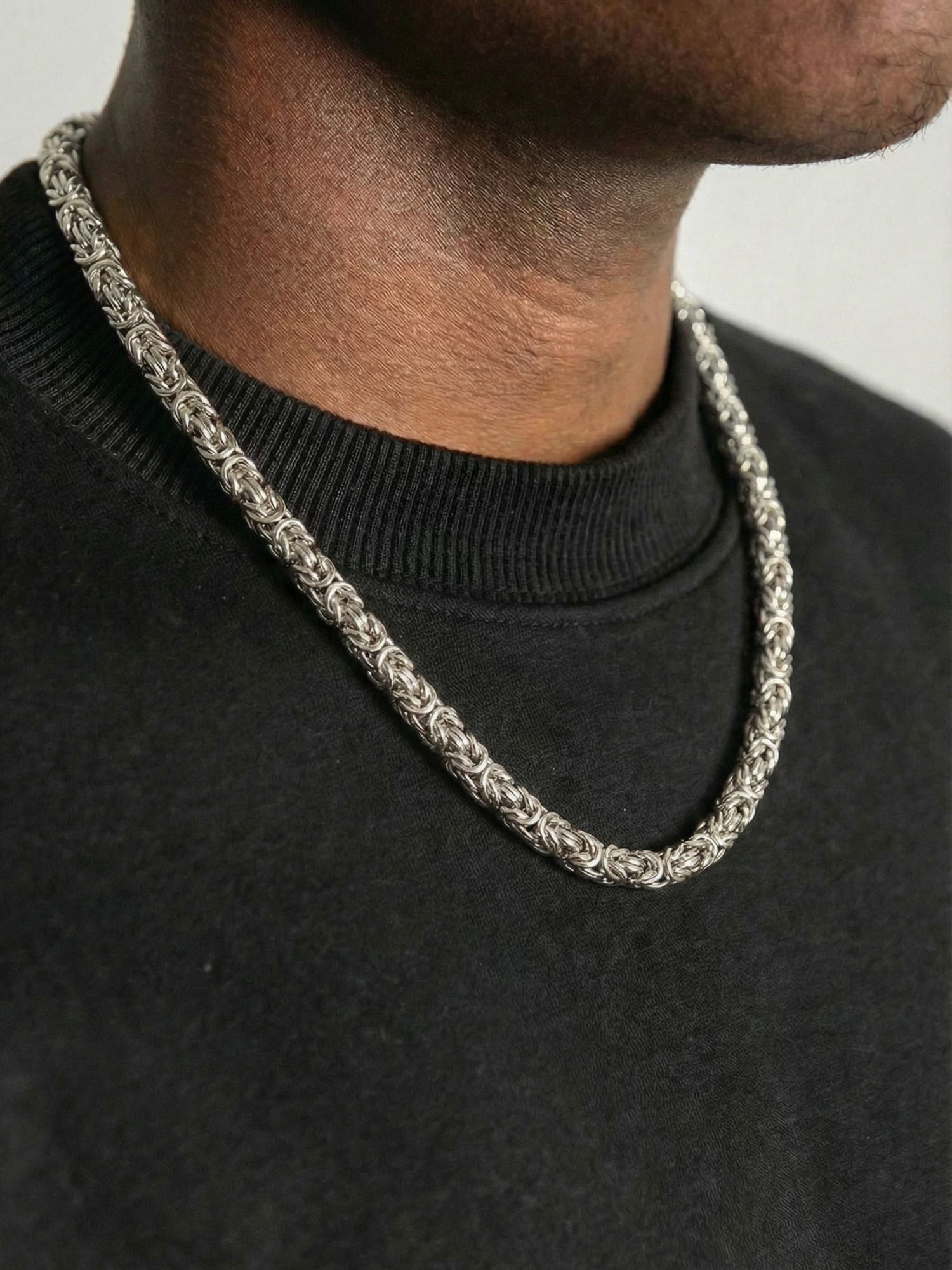 Zilveren Byzantijnse Konings Ketting 6MM zichtbaar op een persoon, met een elegant design en verfijnde afwerking.