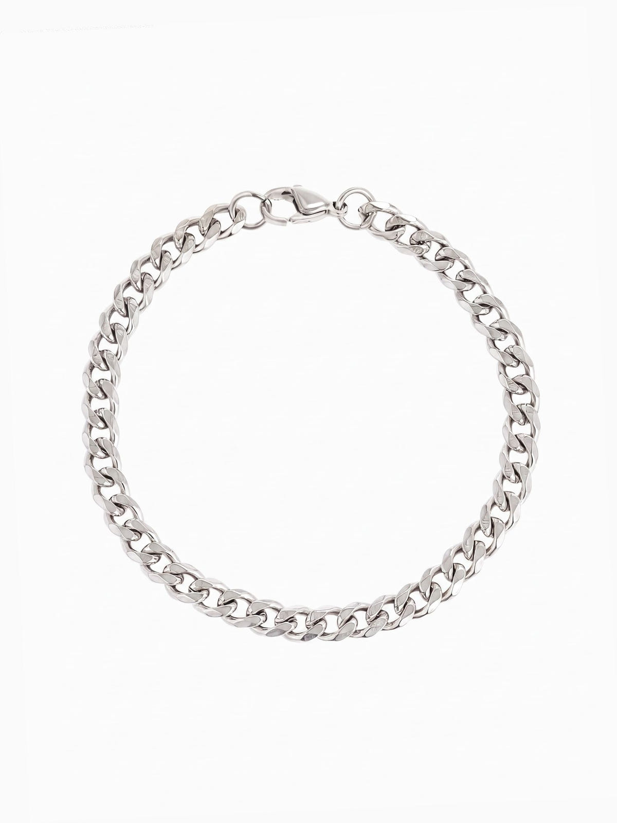Cuban armband 925 sterling zilver 4 mm met platte schakels en karabijnsluiting op een witte achtergrond.