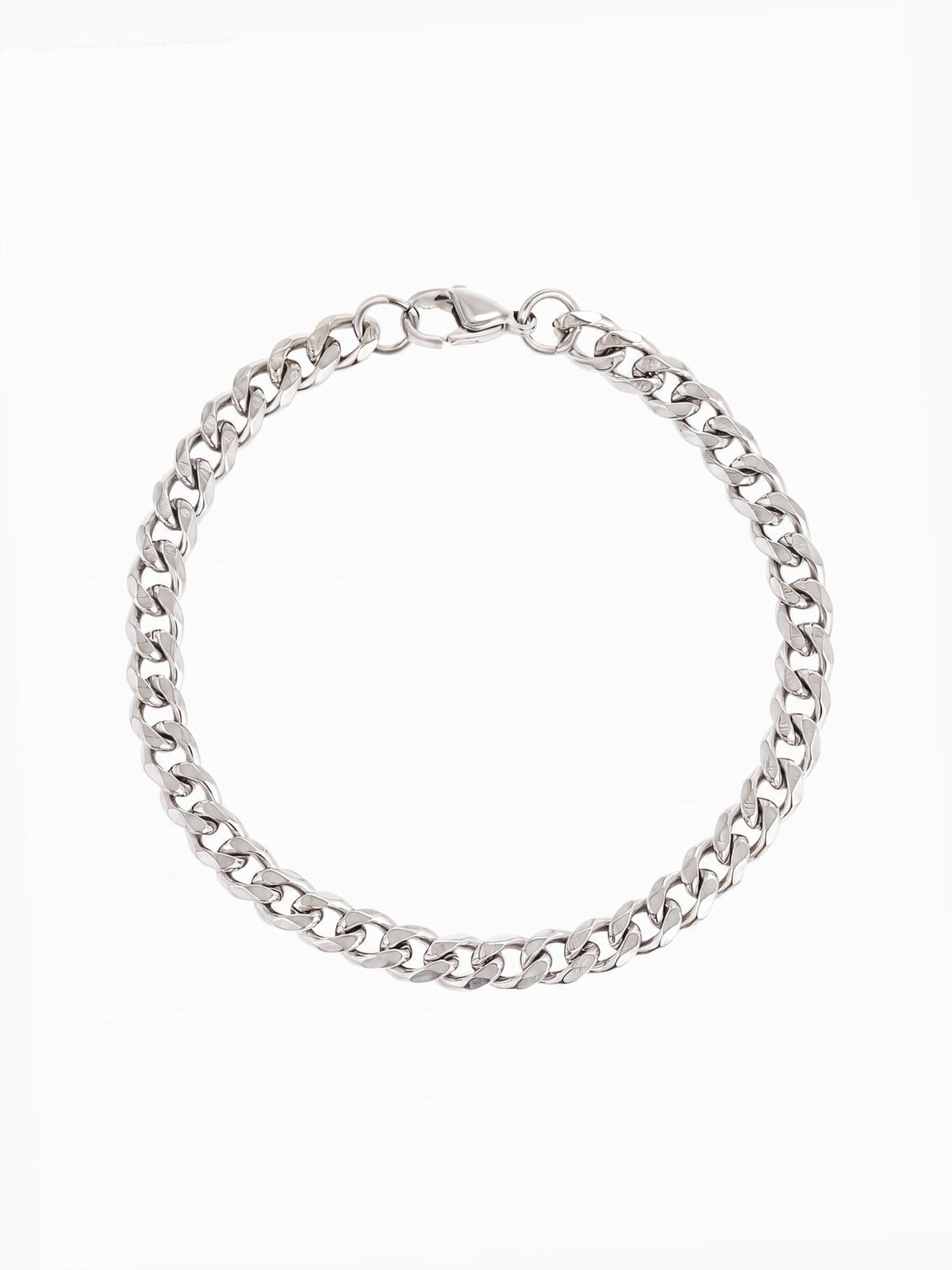 Cuban armband 925 sterling zilver 4 mm met platte schakels en karabijnsluiting op een witte achtergrond.