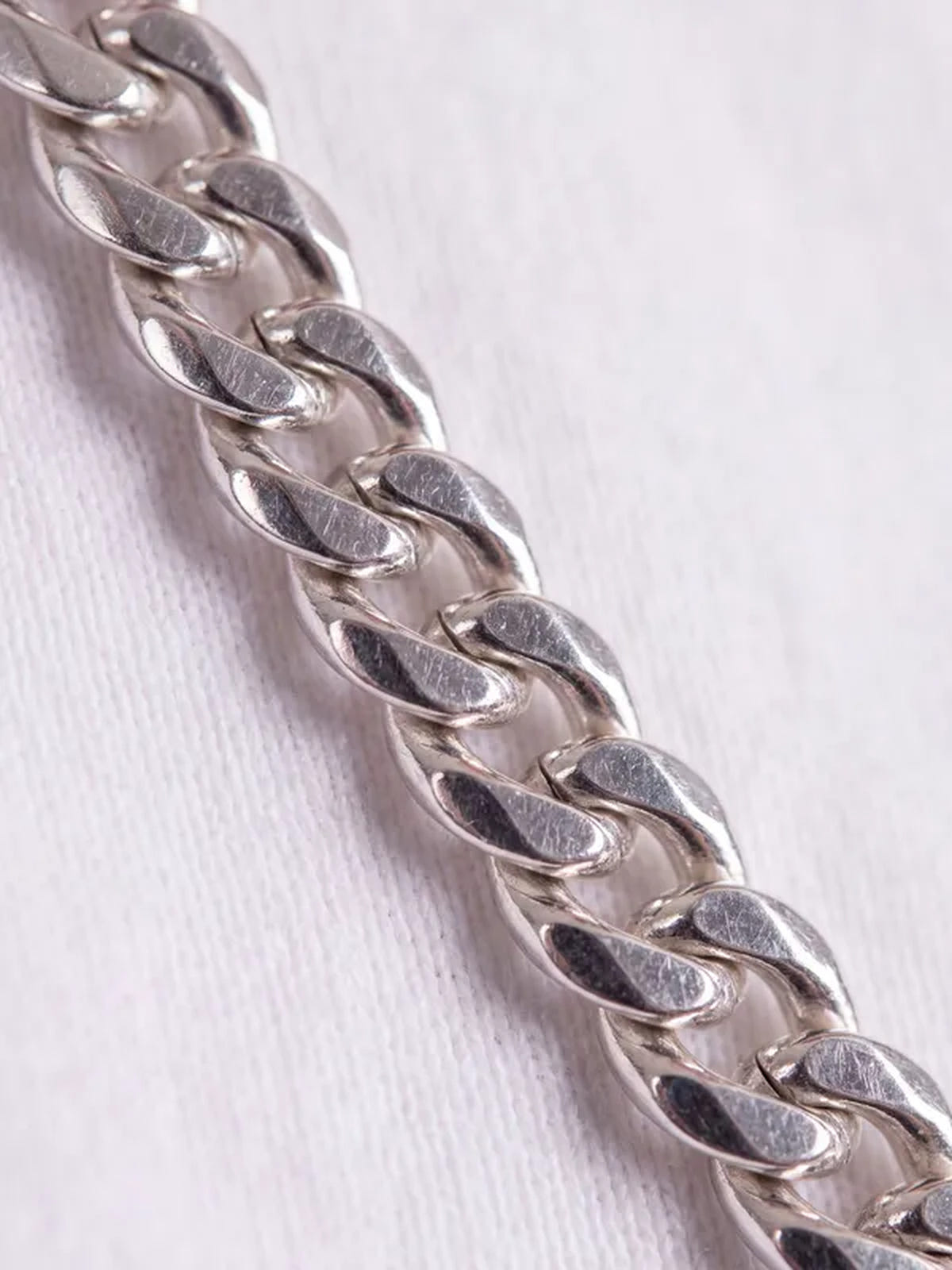 Close-up van de platte Cuban schakels in 925 sterling zilver.