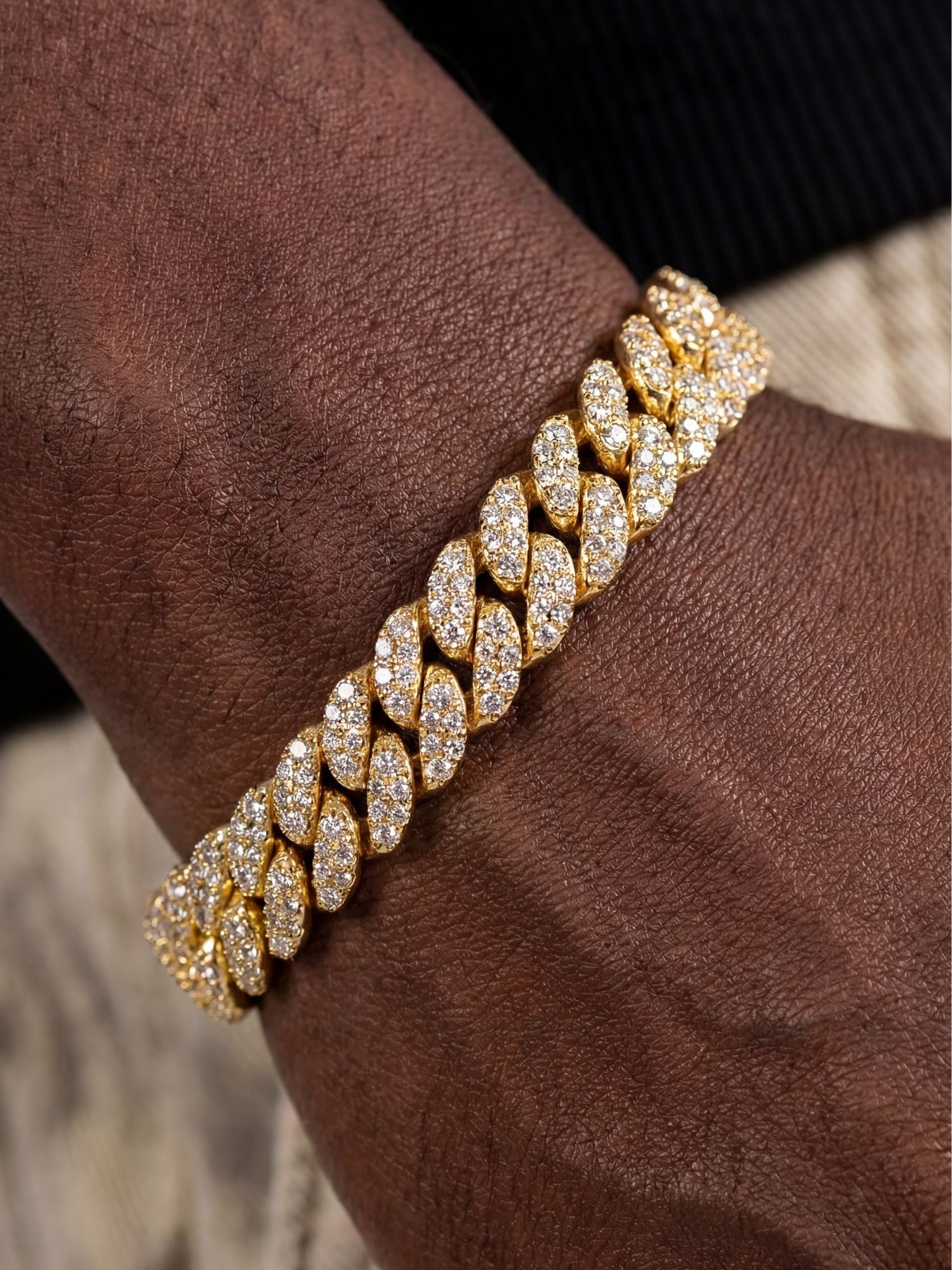 Pulsera cubana dorada ICED OUT (6 mm, 8 mm y 10 mm) con piedras VVS CZ, estilo Cuban link, alrededor de la muñeca