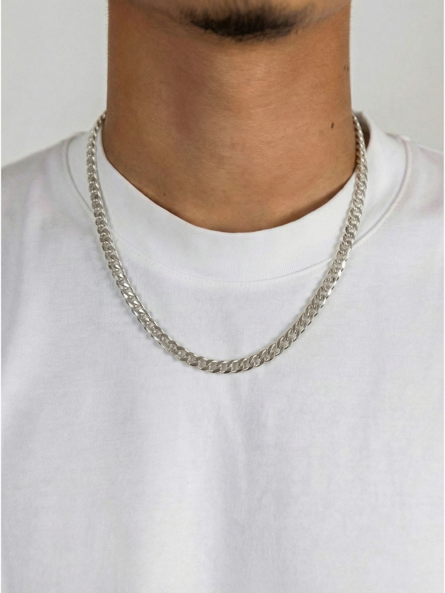 Cuban Ketting 925 Sterling Zilver 4MM gedragen door model met witte T-shirt en sterke uitstraling.