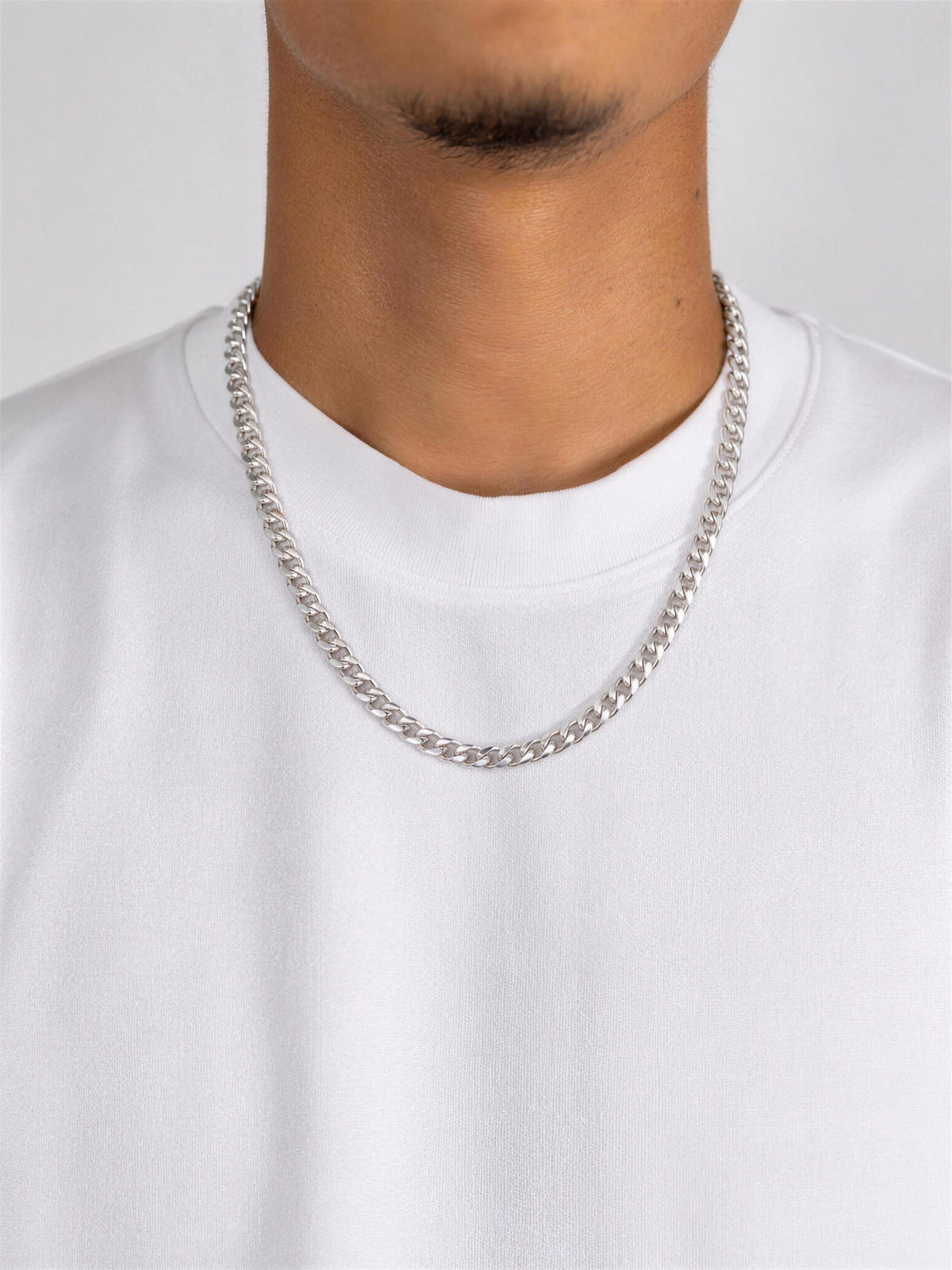 Cuban Ketting 925 Sterling Zilver (5mm) van voren gedragen op een wit T-shirt.