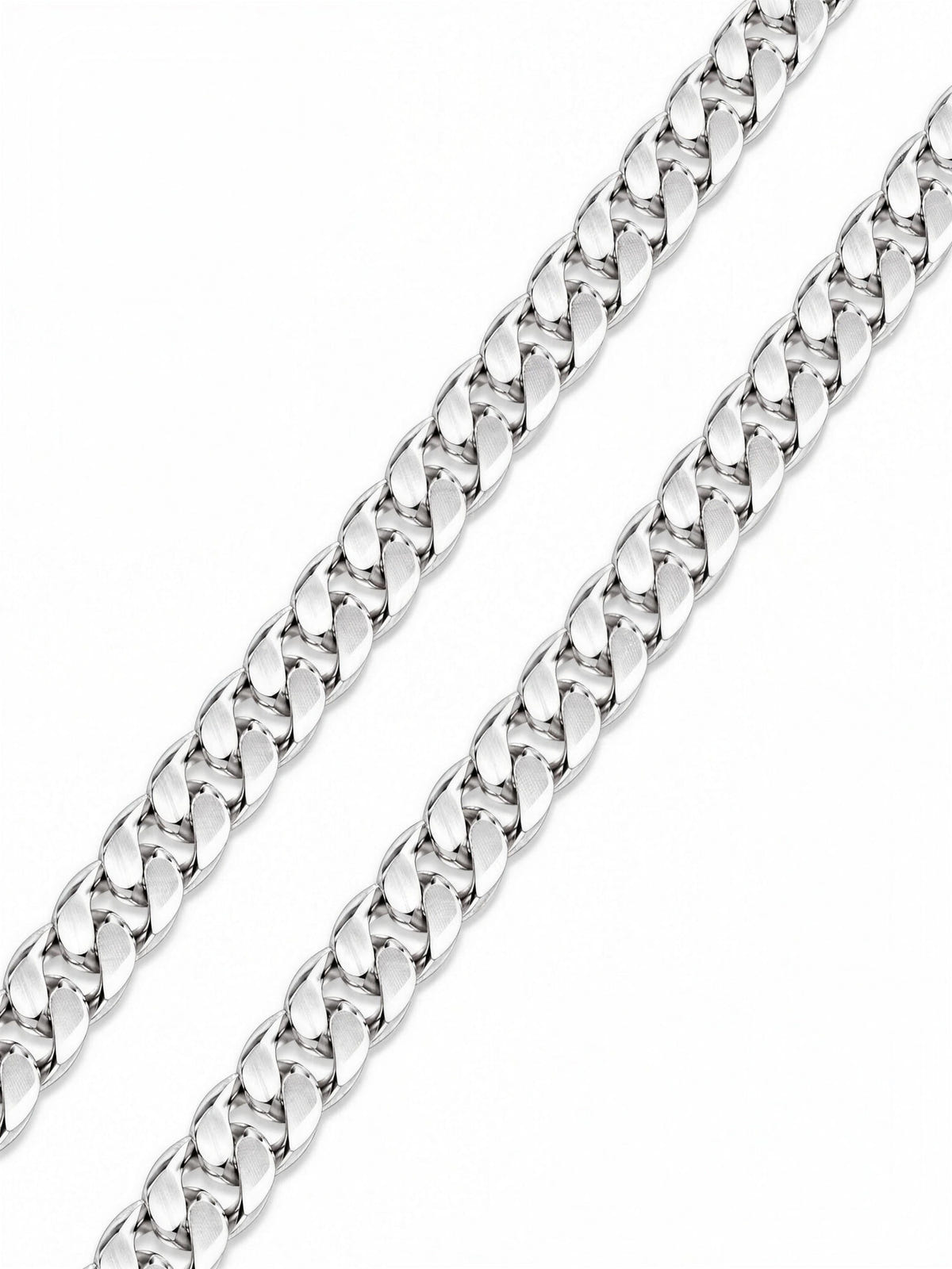 Close-up van de platte Cuban schakels van de Cuban Ketting 925 Sterling Zilver (5mm) op een witte achtergrond.