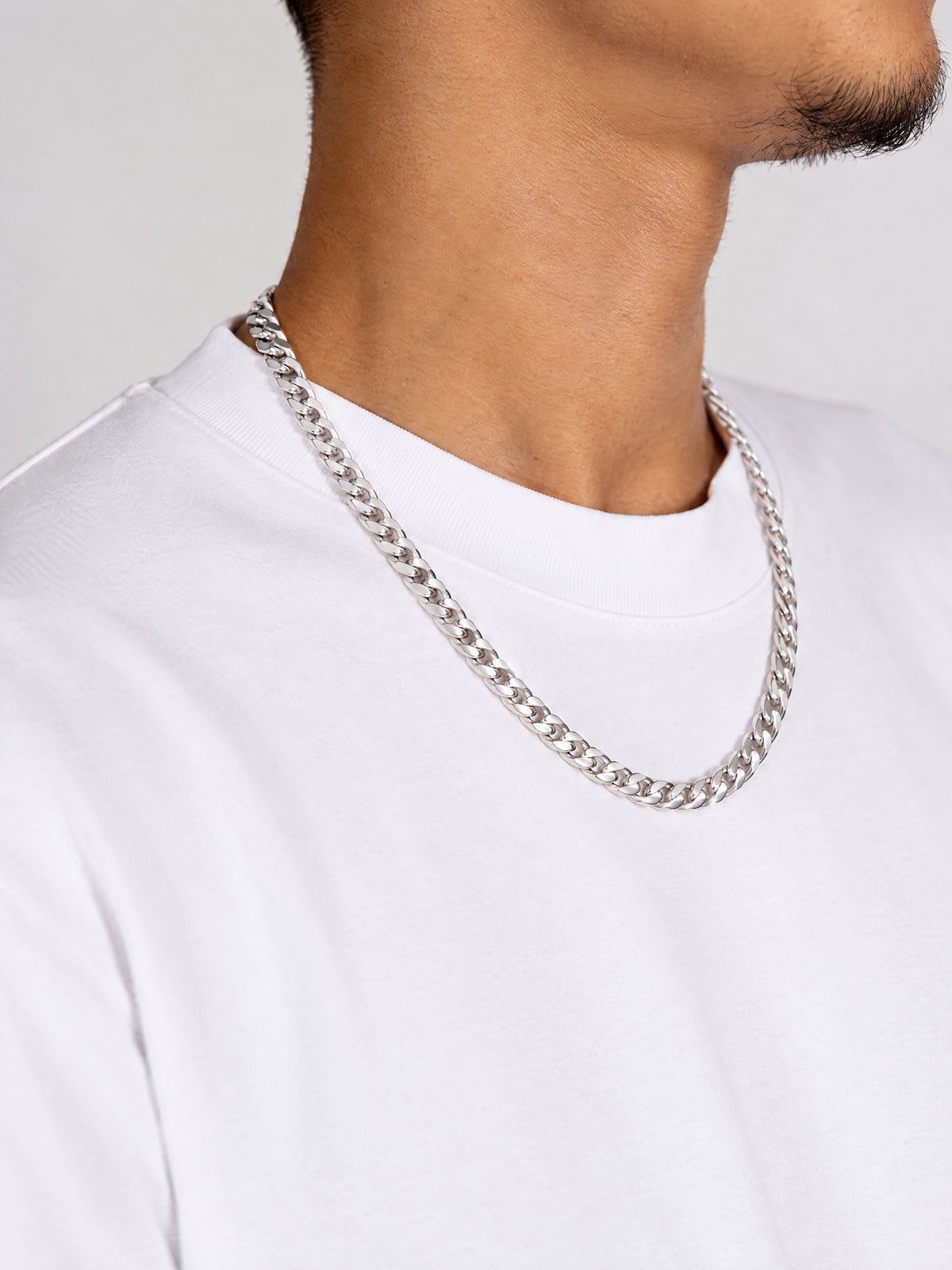 Cuban Ketting 925 Sterling Zilver (6mm) van opzij gedragen door een man in een wit T-shirt.