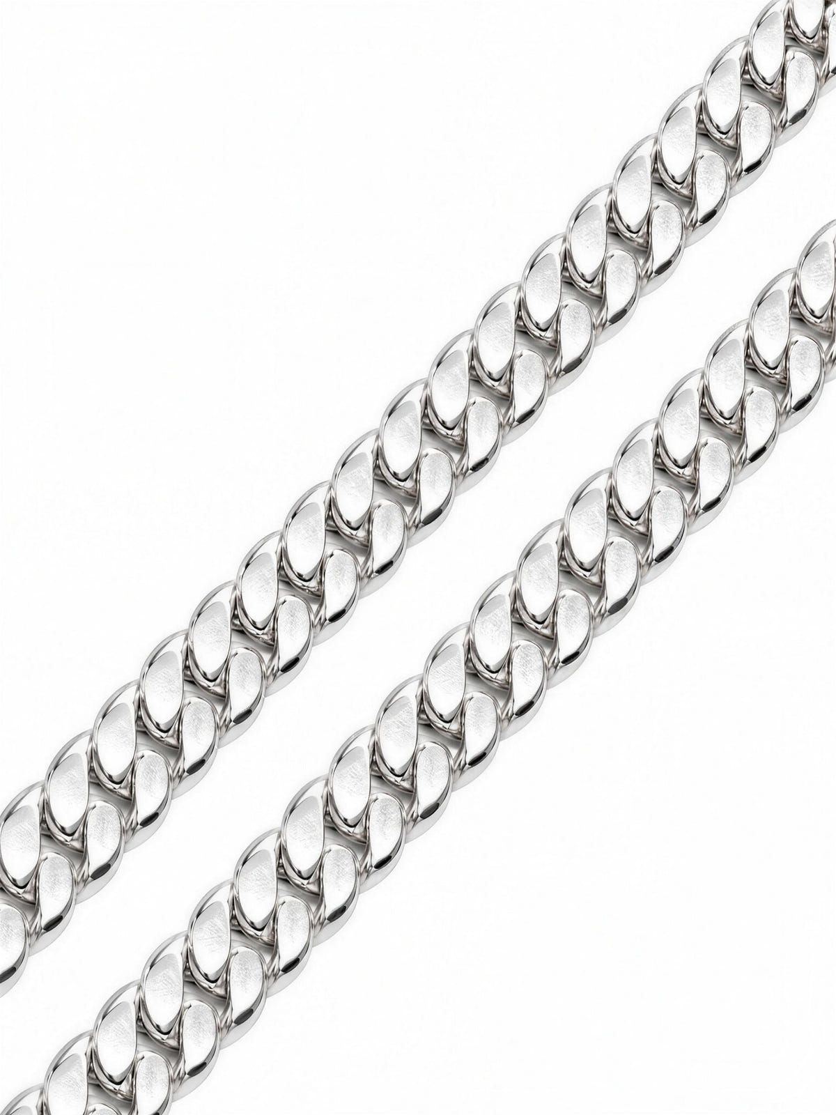 Close-up van de platte Cuban schakels van de Cuban Ketting 925 Sterling Zilver (6mm) op een witte achtergrond.