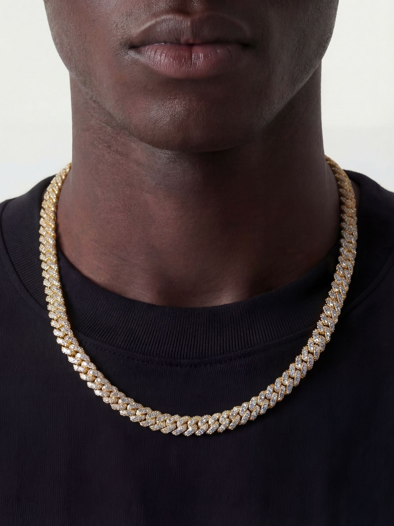Cuban Link Ketting Goud ICED OUT 6MM,8MM & 10MM gedragen door een model in een zwarte T-shirt.