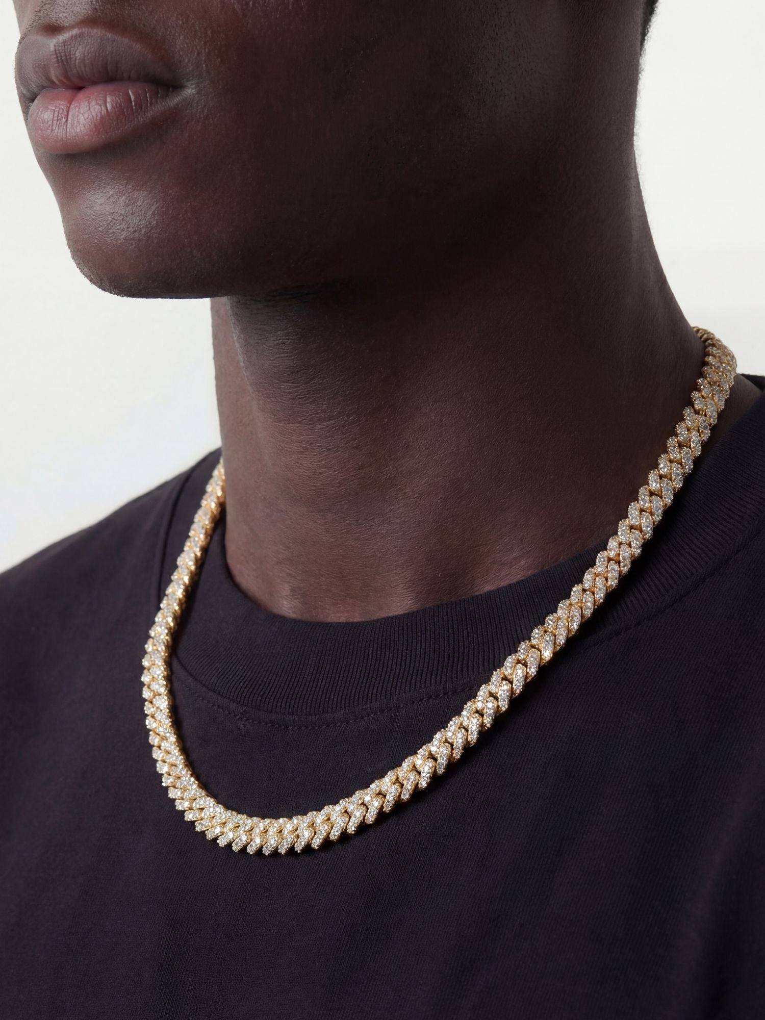 Cuban Link Ketting Goud ICED OUT 6MM,8MM & 10MM op een model met zwart T-shirt.
