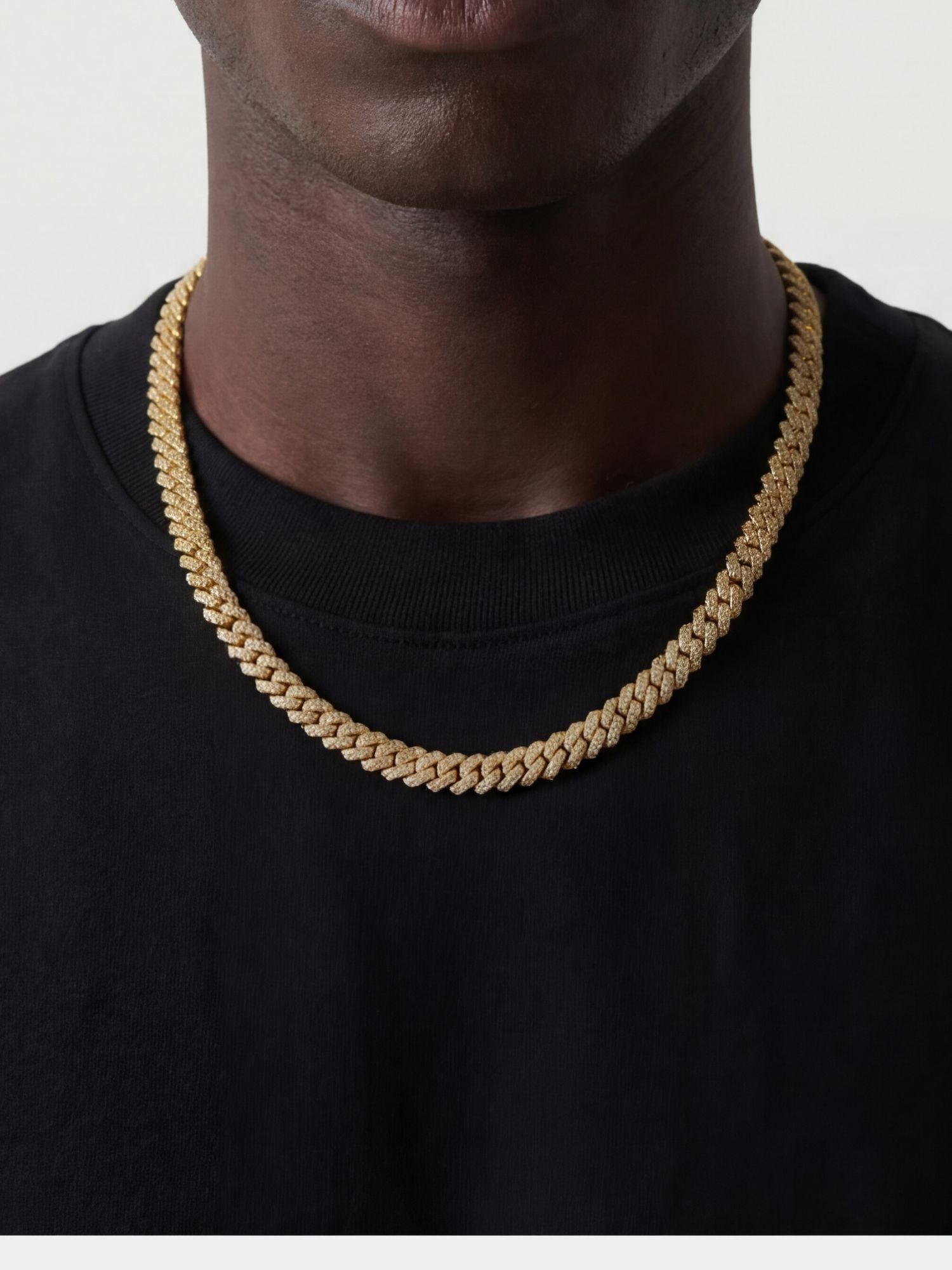 Cuban Link Ketting Goud ICED OUT 6MM,8MM & 10MM gedragen door een model in een zwarte T-shirt.