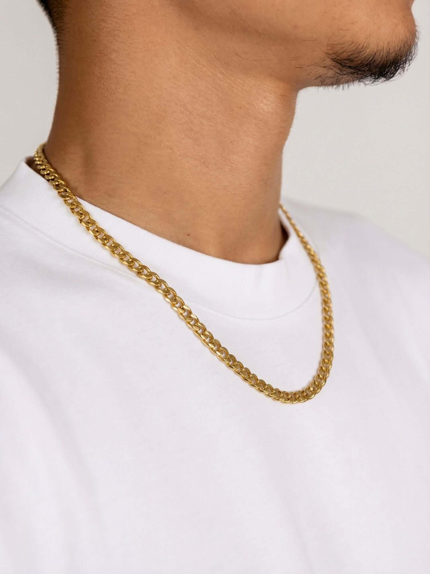 Cuban Ketting Goud RVS (3mm, 5mm & 7mm) gedragen om de hals, gouden RVS Cuban schakel ketting met lobster clasp