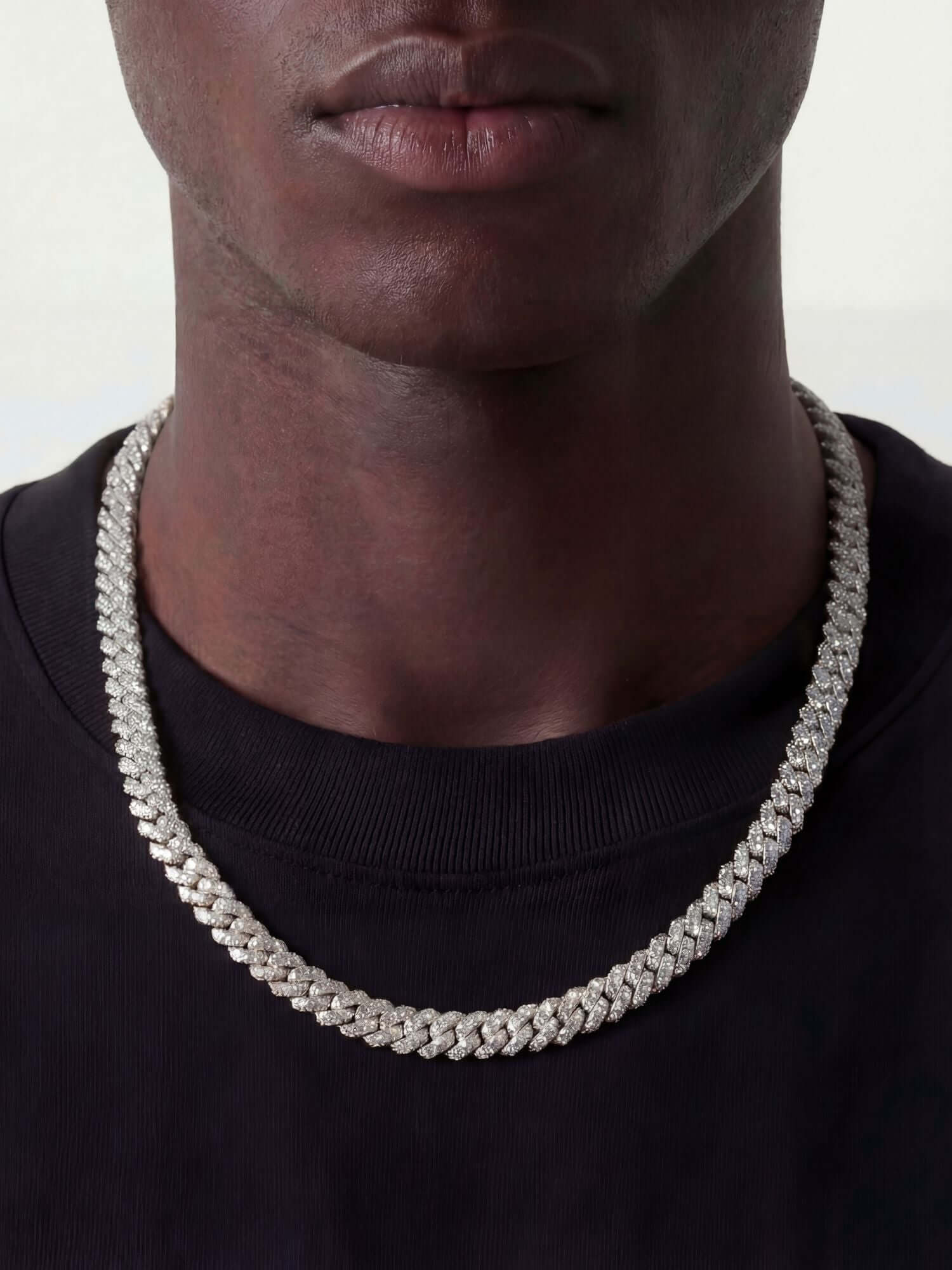 Cuban-Kette aus Silber ICED OUT (6 mm, 8 mm & 10 mm), silberne iced-out Cuban-Link-Kette mit VVS-CZ-Steinen, Nahaufnahme am Hals