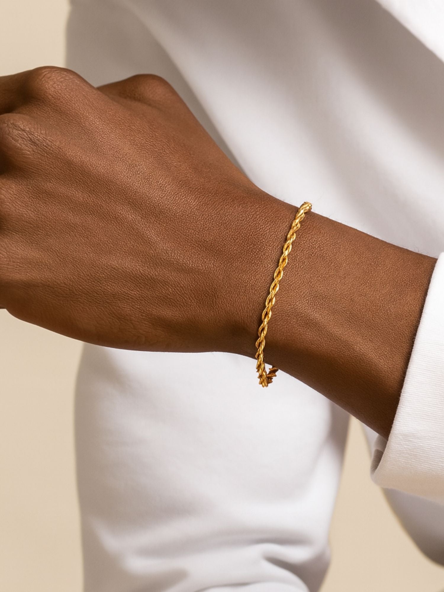 Gouden rope armband op een pols